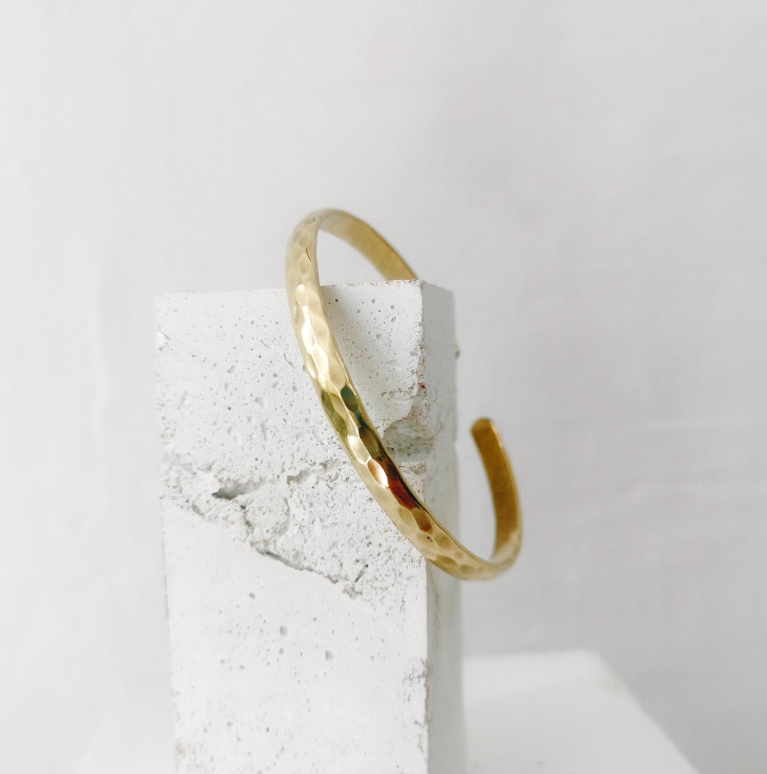 Bracelet réglable doré, texturé martelé, bracelet en laiton, manchette jonc doré, bracelet minimaliste