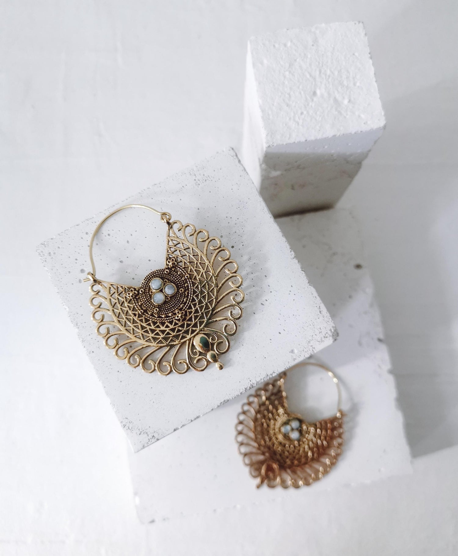 Boucles d'oreilles mandala en laiton avec pierre de lune, boucles d'oreilles bohèmes en pierre de lune, bijoux hippie