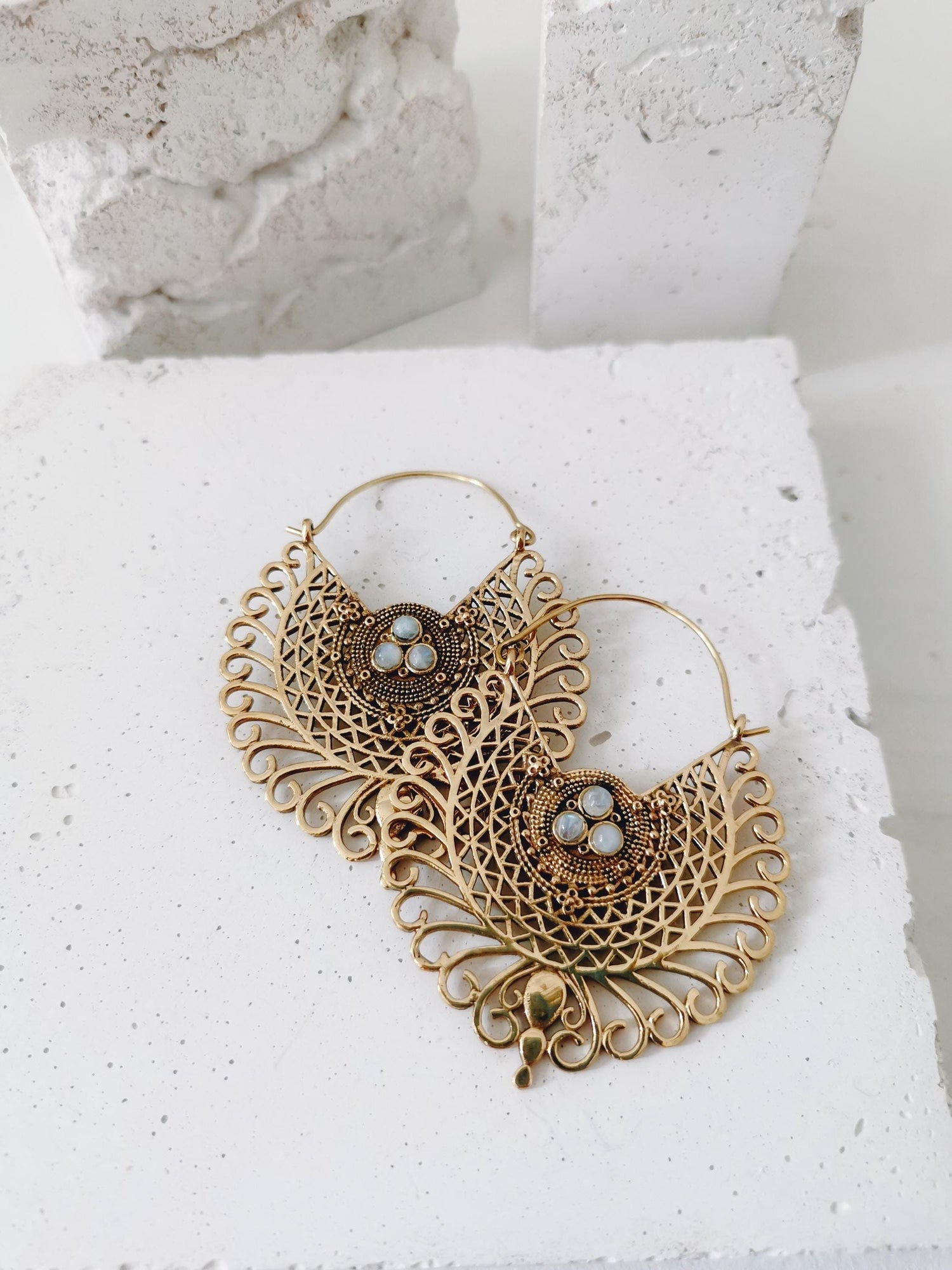 Boucles d'oreilles mandala en laiton avec pierre de lune, boucles d'oreilles bohèmes en pierre de lune, bijoux hippie