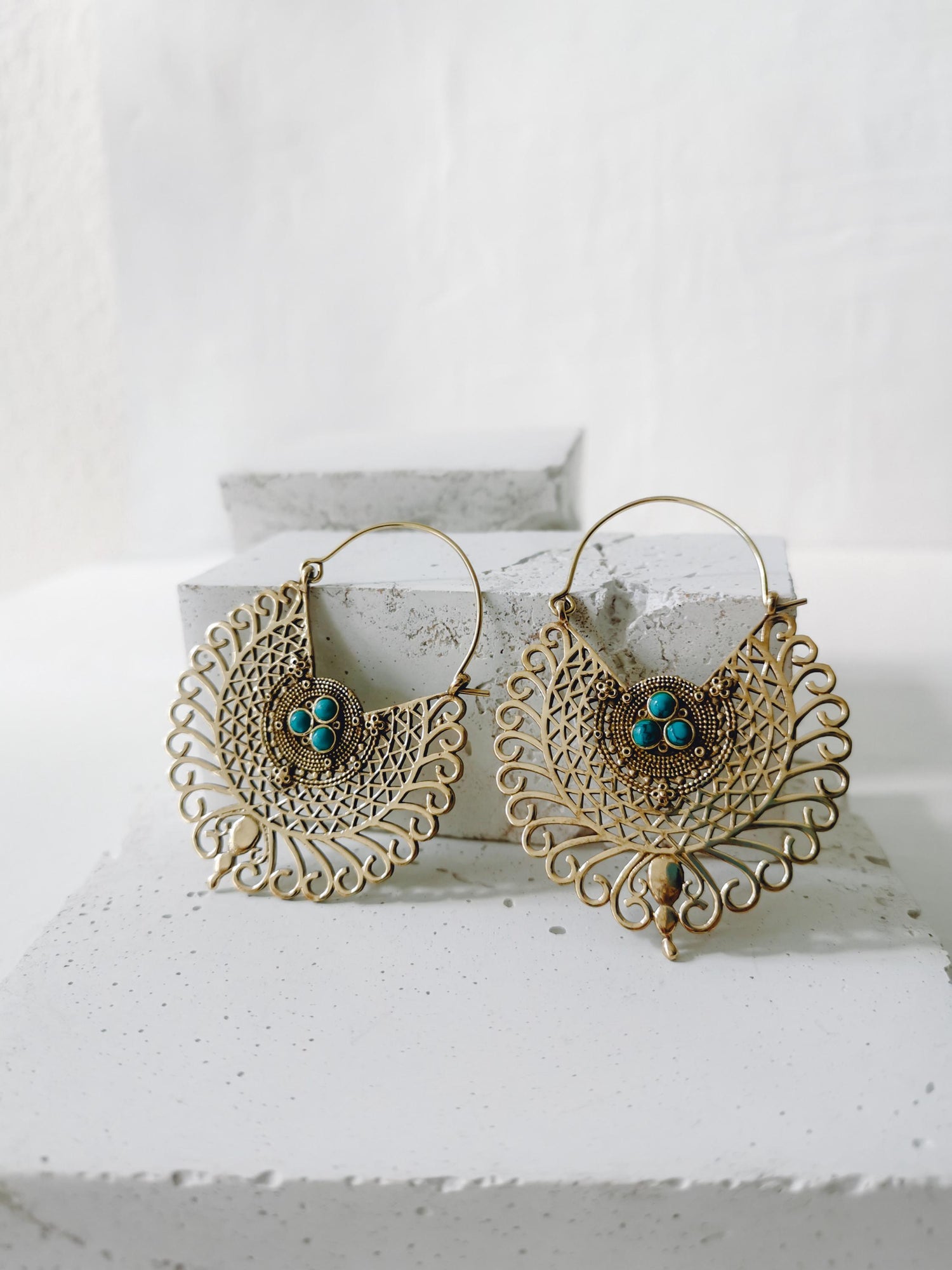 Boucles d'oreilles mandala en laiton avec pierres turquoises, boucles d'oreilles bohèmes avec turquoise, bijoux hippie
