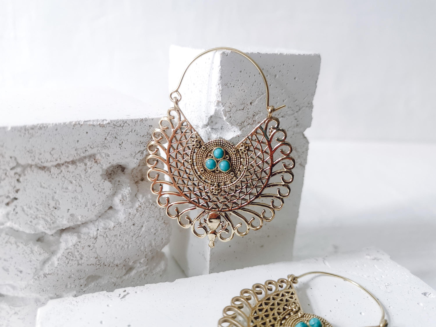 Boucles d'oreilles mandala en laiton avec pierres turquoises, boucles d'oreilles bohèmes avec turquoise, bijoux hippie