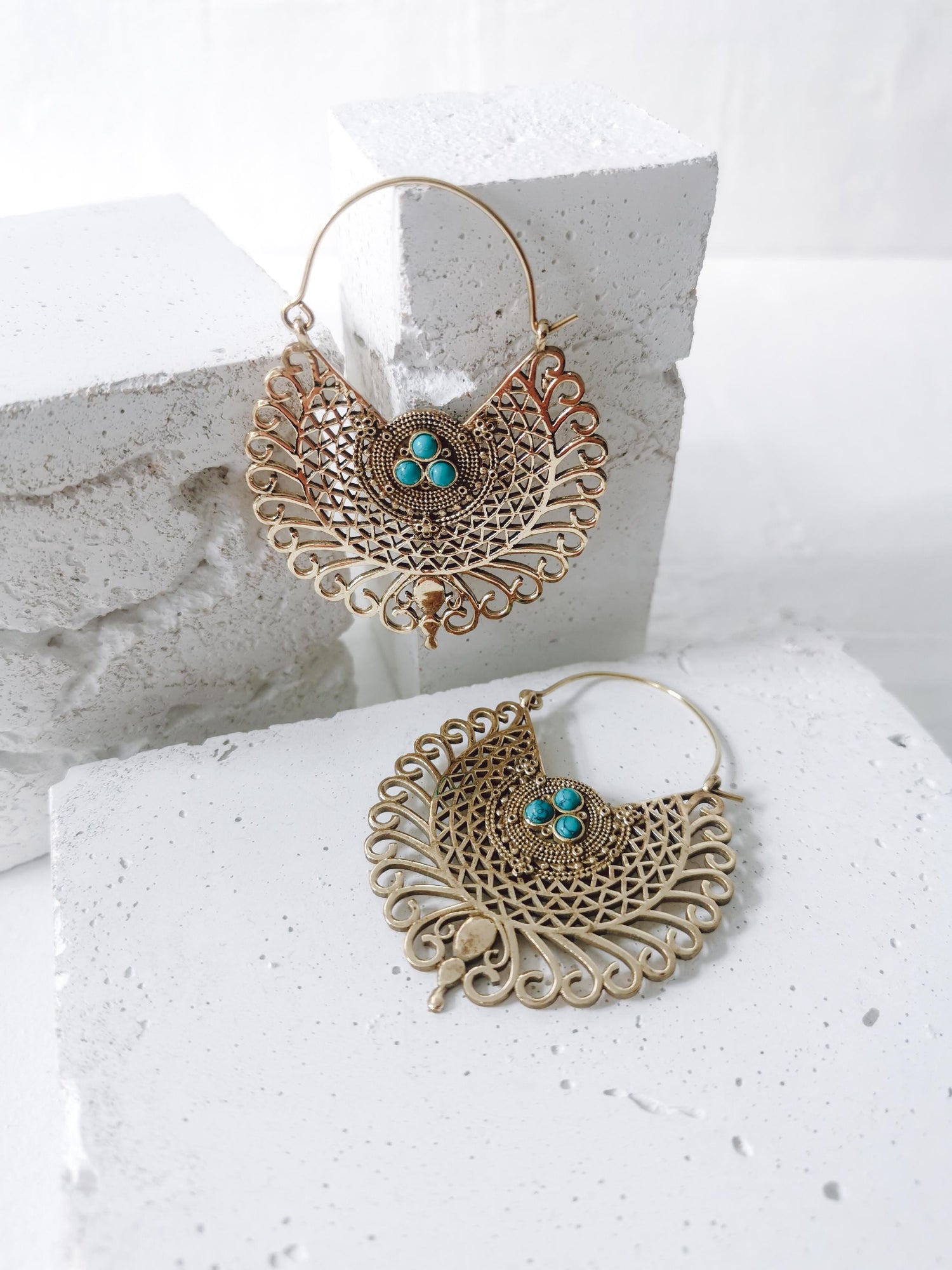 Boucles d'oreilles mandala en laiton avec pierres turquoises, boucles d'oreilles bohèmes avec turquoise, bijoux hippie