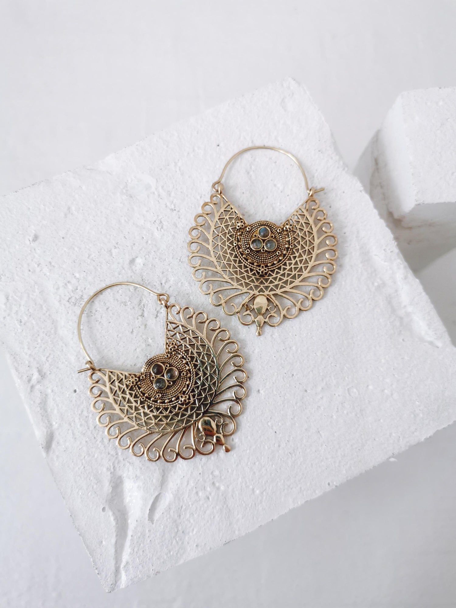 Mandala earrings made of brass with labradorite stones, boho tribal earrings with labradorite, hippie jewelry