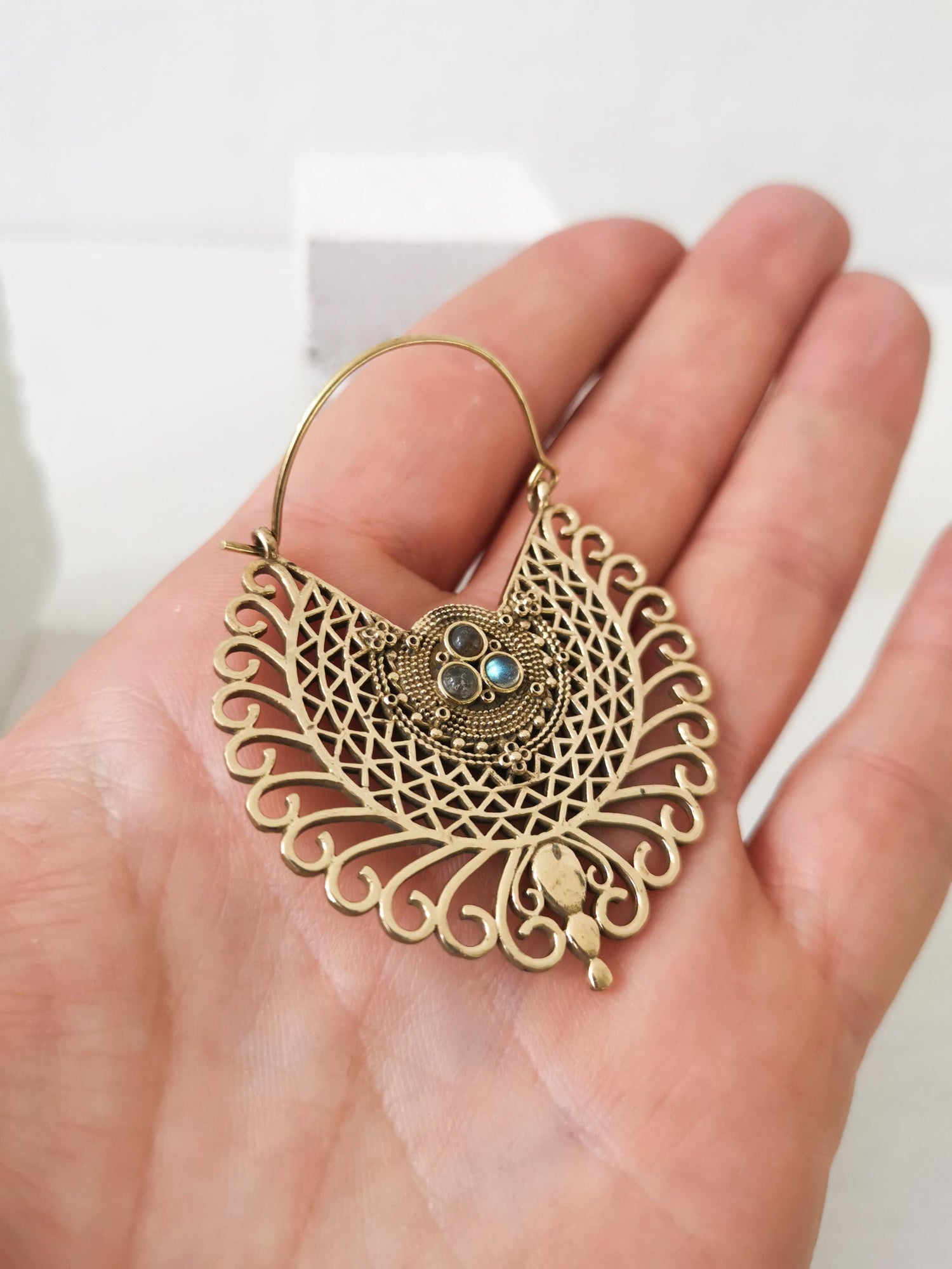 Mandala earrings made of brass with labradorite stones, boho tribal earrings with labradorite, hippie jewelry