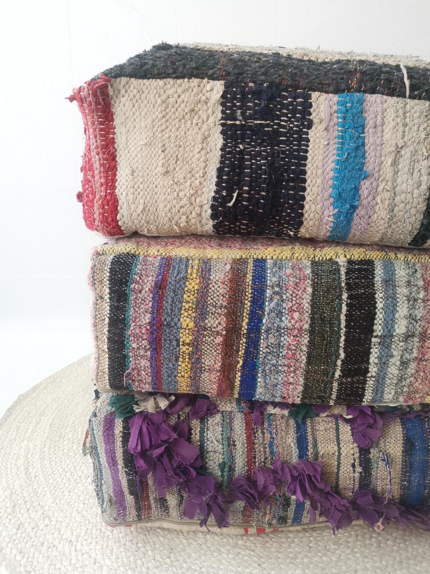 Pouf berbère marocain coloré à motif rayé, pouf upcyclé à partir de chutes de tissu, coussin d'assise bohème, fait main au Maroc