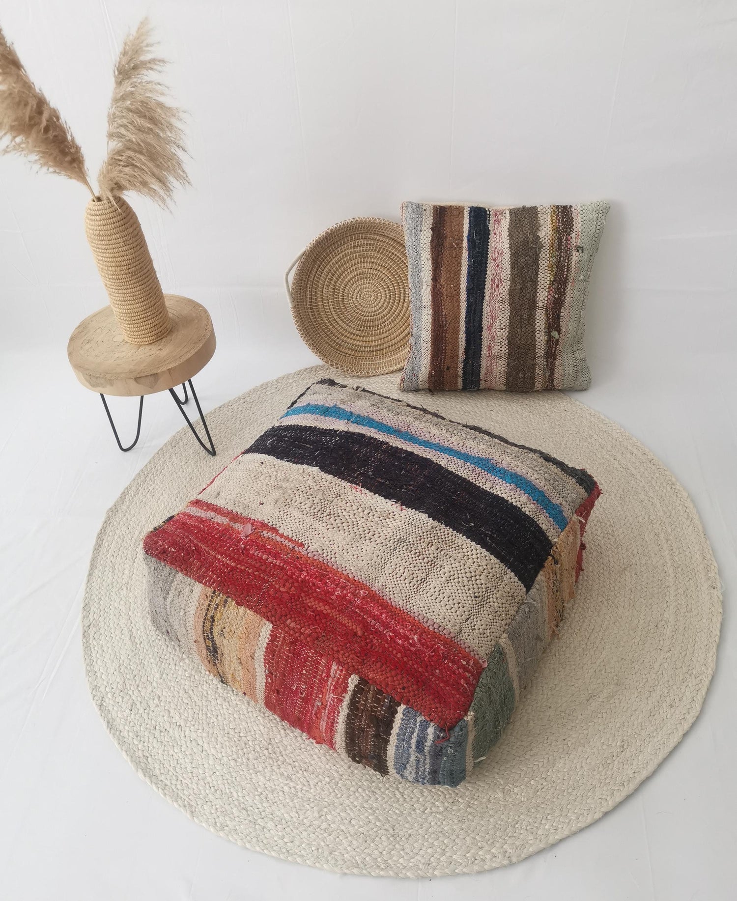 Pouf berbère marocain coloré à motif rayé, pouf upcyclé à partir de chutes de tissu, coussin d'assise bohème, fait main au Maroc