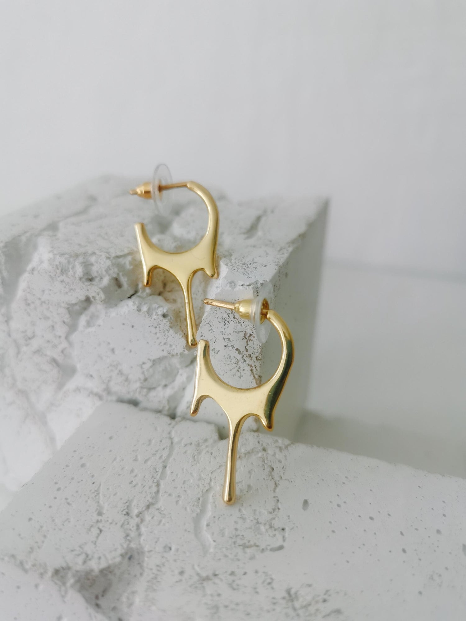 Petites boucles d'oreilles goutte à goutte, boucles d'oreilles pendantes dorées minimalistes en laiton, boucles d'oreilles créoles goutte à goutte, boucles d'oreilles goutte à goutte