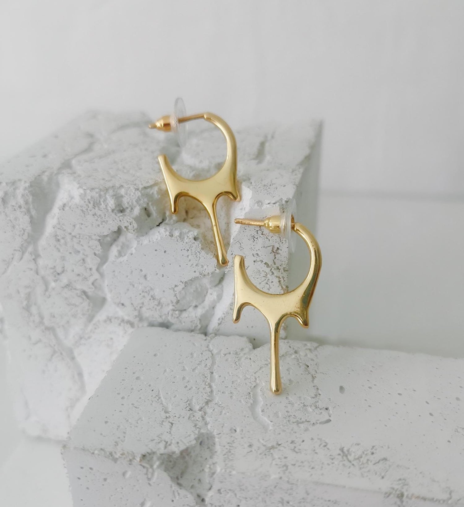 Petites boucles d'oreilles goutte à goutte, boucles d'oreilles pendantes dorées minimalistes en laiton, boucles d'oreilles créoles goutte à goutte, boucles d'oreilles goutte à goutte