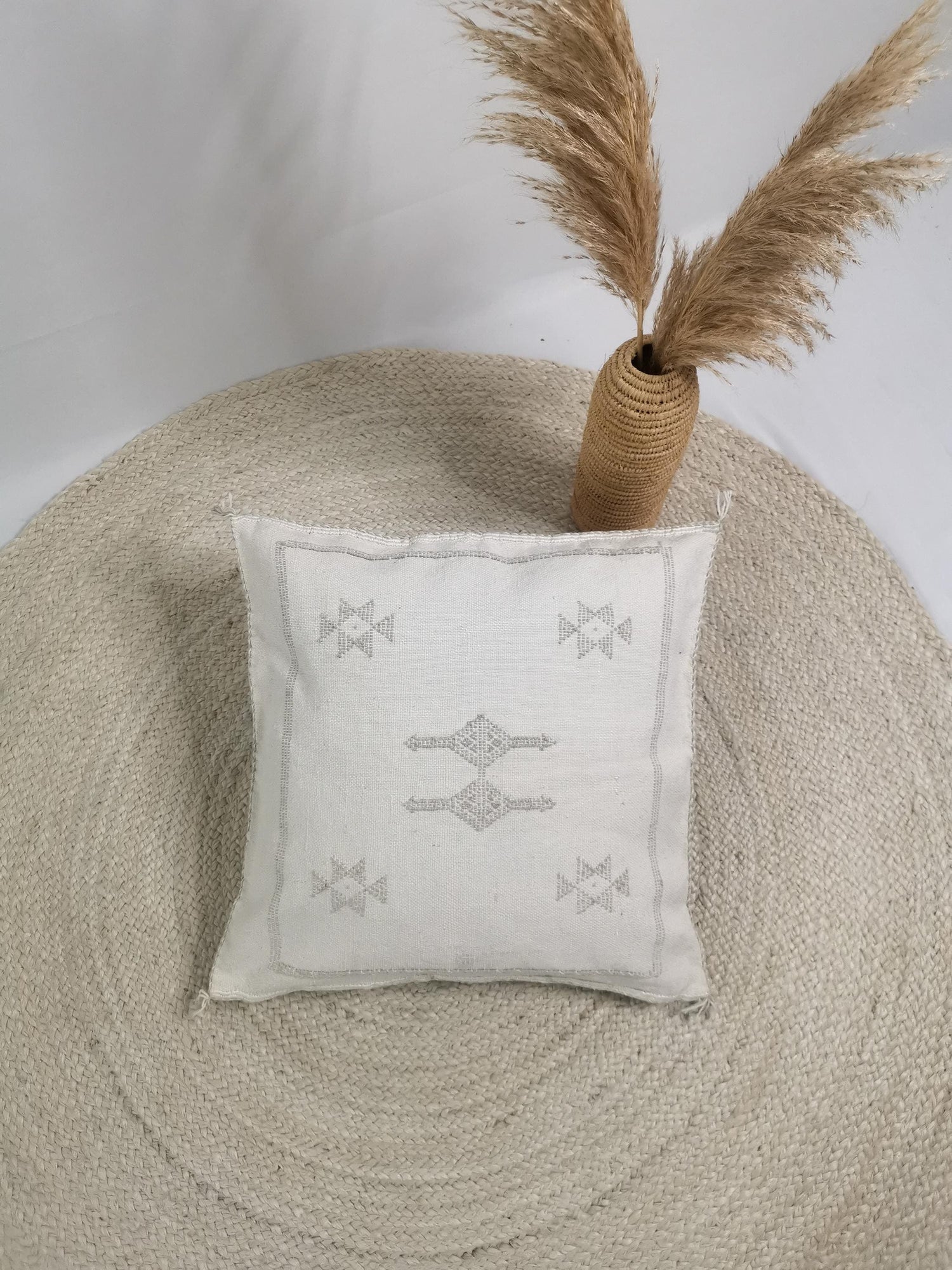 Weisses Sabra Kissen aus Marokko, Boho Eklektische Kissenhülle, Marokkanischer orientalischer Kissenbezug in Weiss