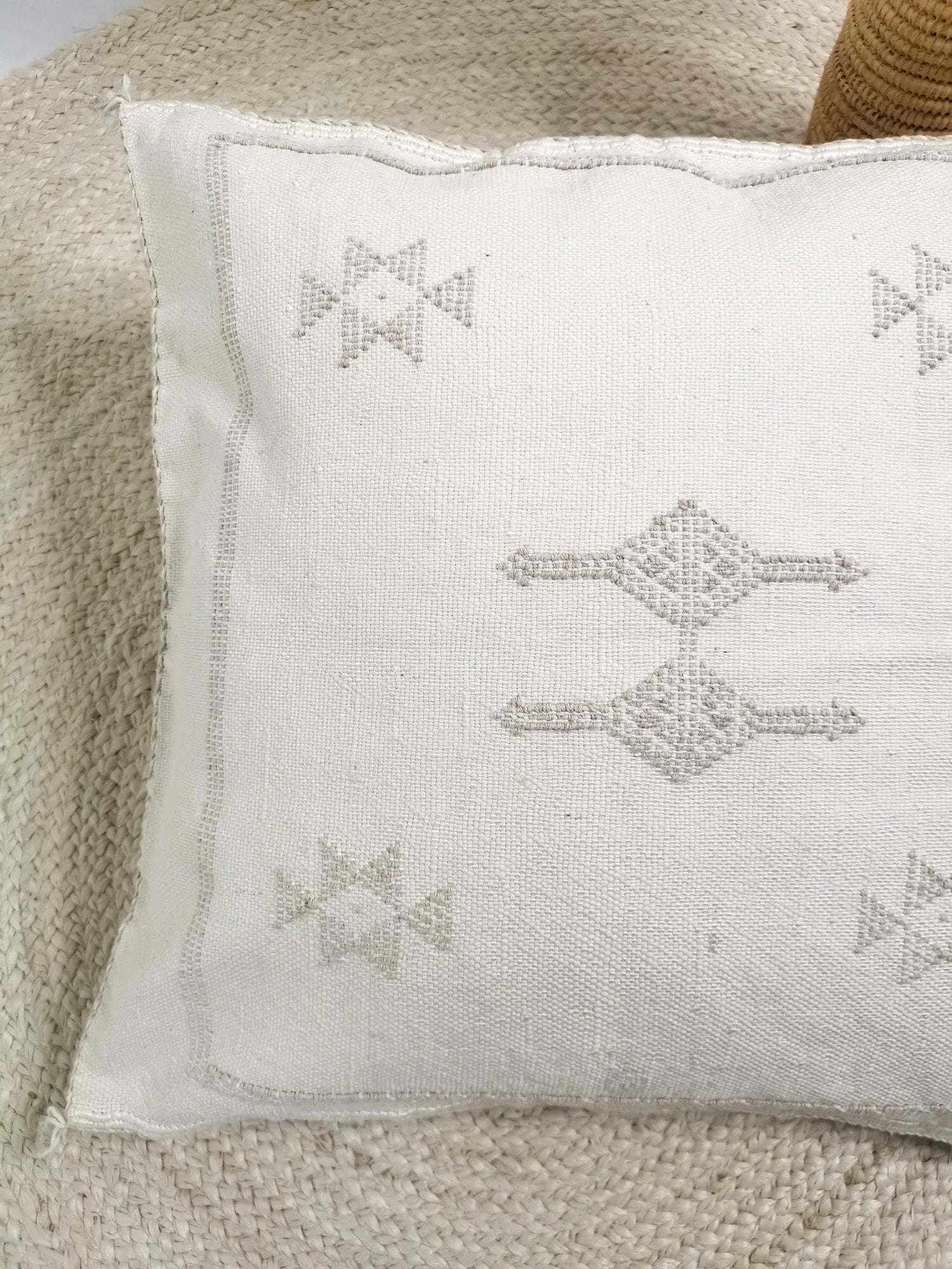Weisses Sabra Kissen aus Marokko, Boho Eklektische Kissenhülle, Marokkanischer orientalischer Kissenbezug in Weiss