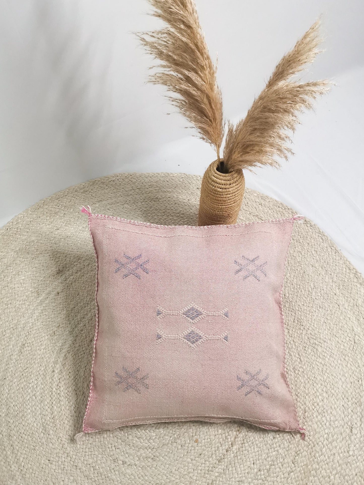 Sabra Kissen aus Marokko, Boho Eklektische Kissenhülle, Marokkanischer orientalischer Kissenbezug in Orchid Pink / Rosa und Lavendel