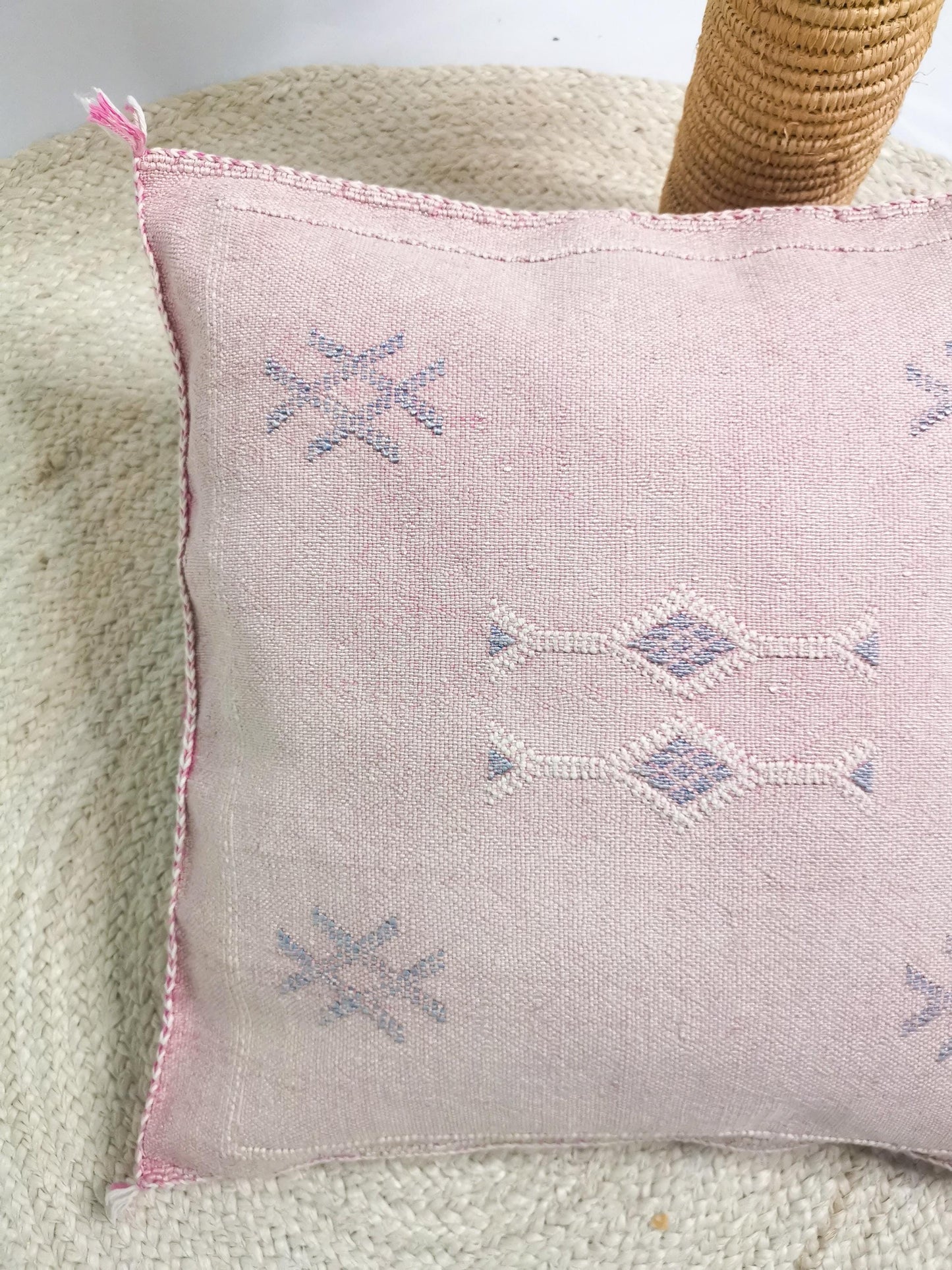 Sabra Kissen aus Marokko, Boho Eklektische Kissenhülle, Marokkanischer orientalischer Kissenbezug in Orchid Pink / Rosa und Lavendel