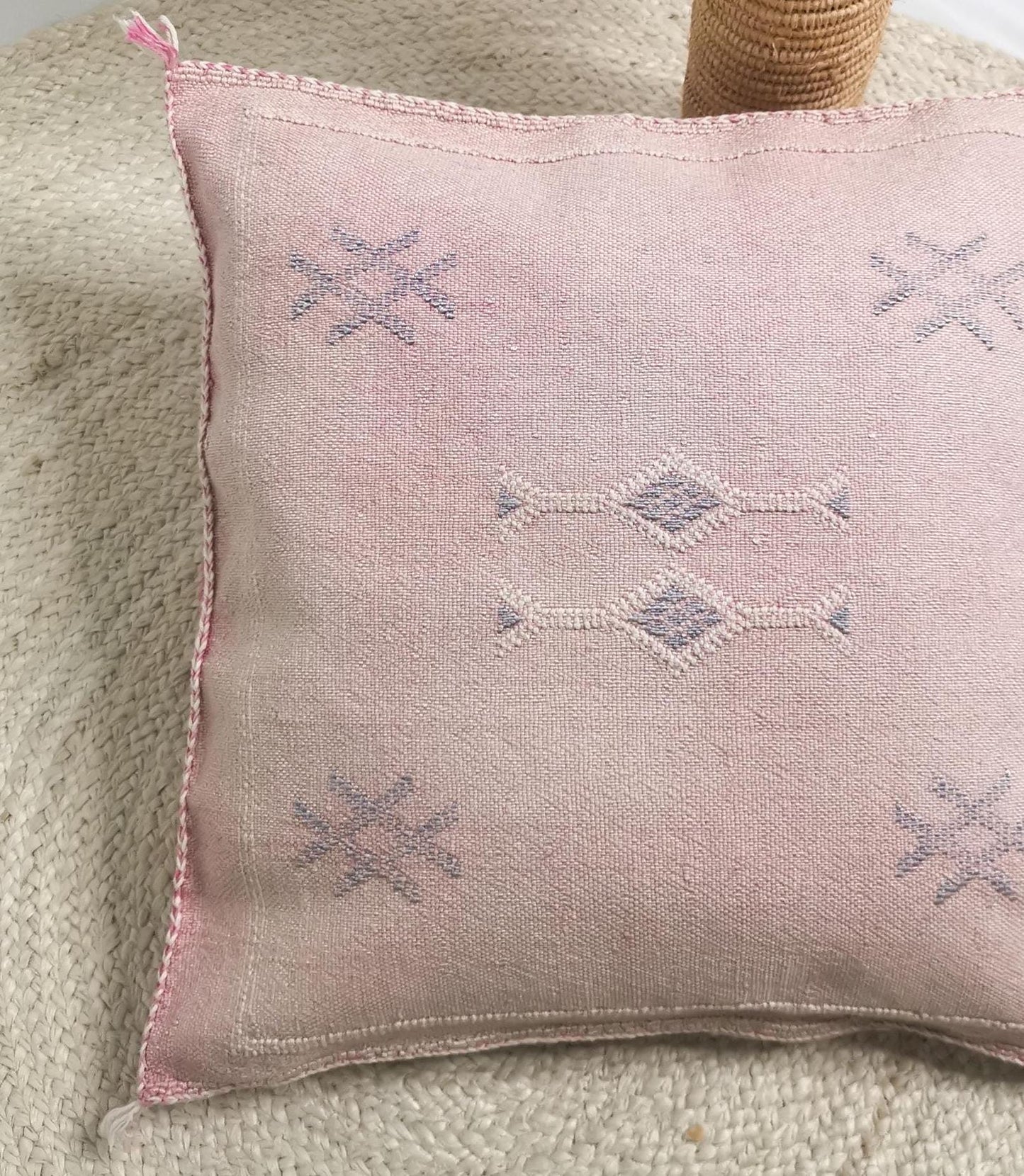 Sabra Kissen aus Marokko, Boho Eklektische Kissenhülle, Marokkanischer orientalischer Kissenbezug in Orchid Pink / Rosa und Lavendel