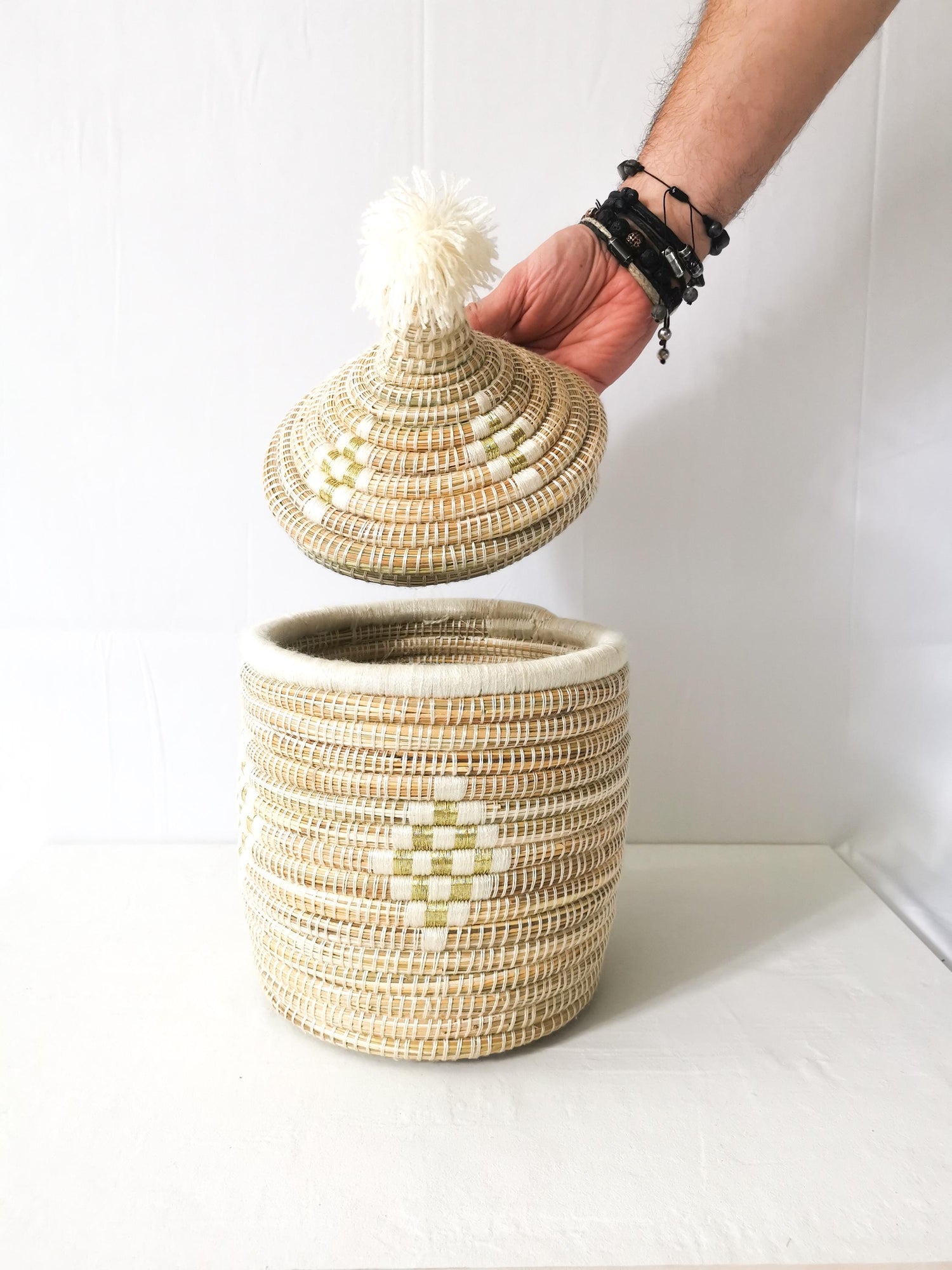 Grand panier en jonc de mer, panier de rangement du Maroc, fait main, panier avec couvercle, panier berbère, panier ethnique, panier tajine bohème or blanc