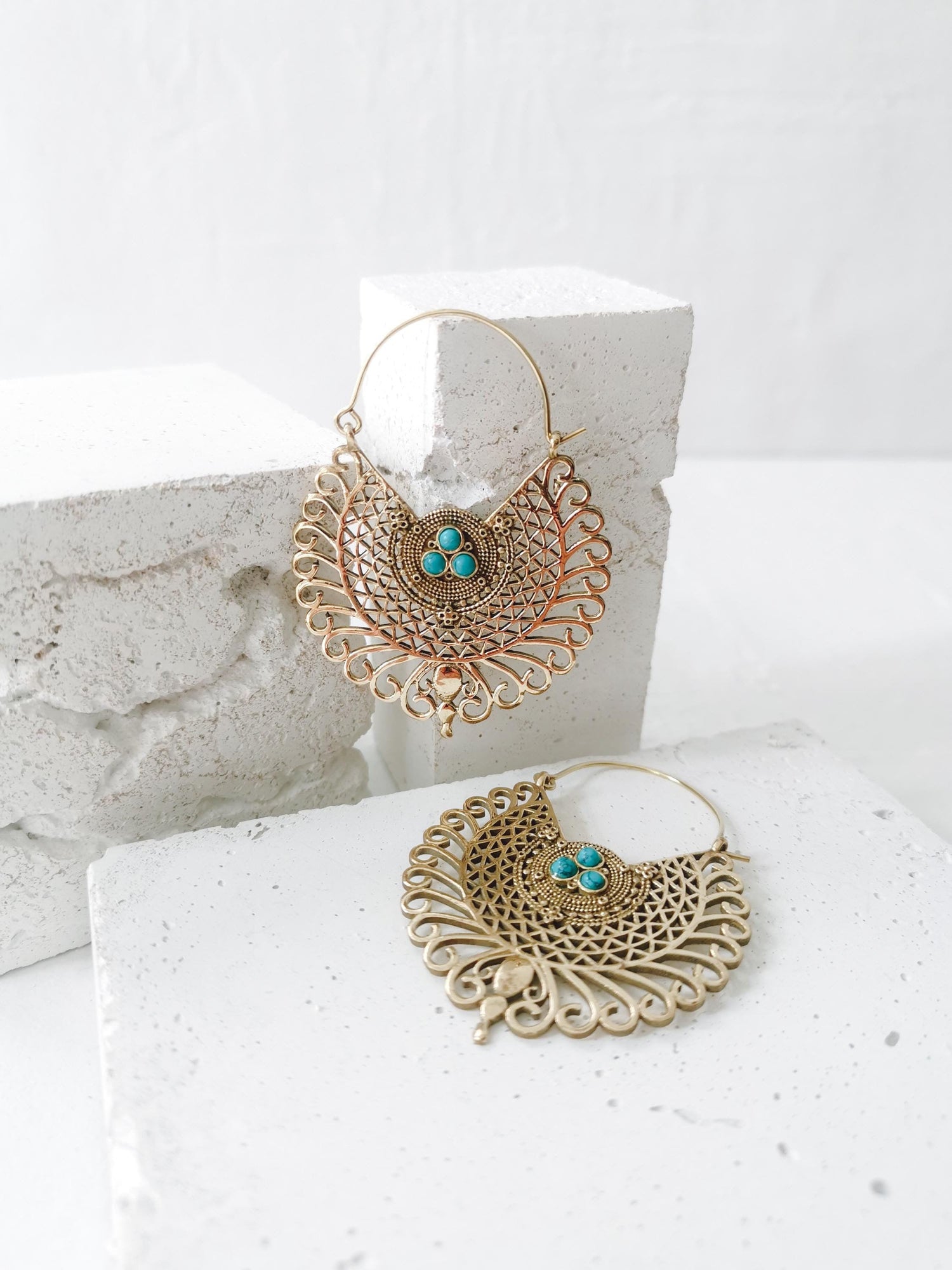 Boucles d'oreilles mandala en laiton avec pierres turquoises, boucles d'oreilles bohèmes avec turquoise, bijoux hippie