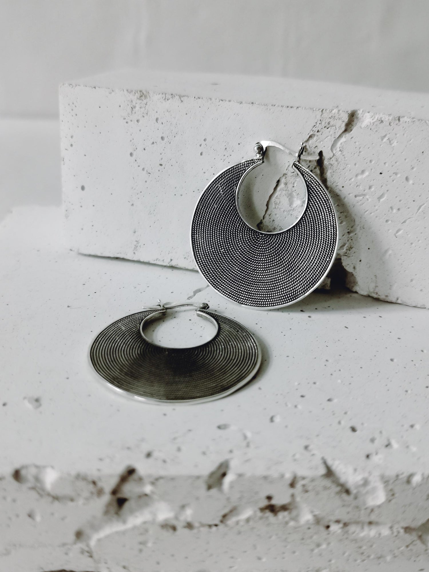 Boucles d'oreilles créoles massives en argent 925, boucles d'oreilles à disque ethnique en argent sterling épais 32 mm, boucles d'oreilles hippie bohème