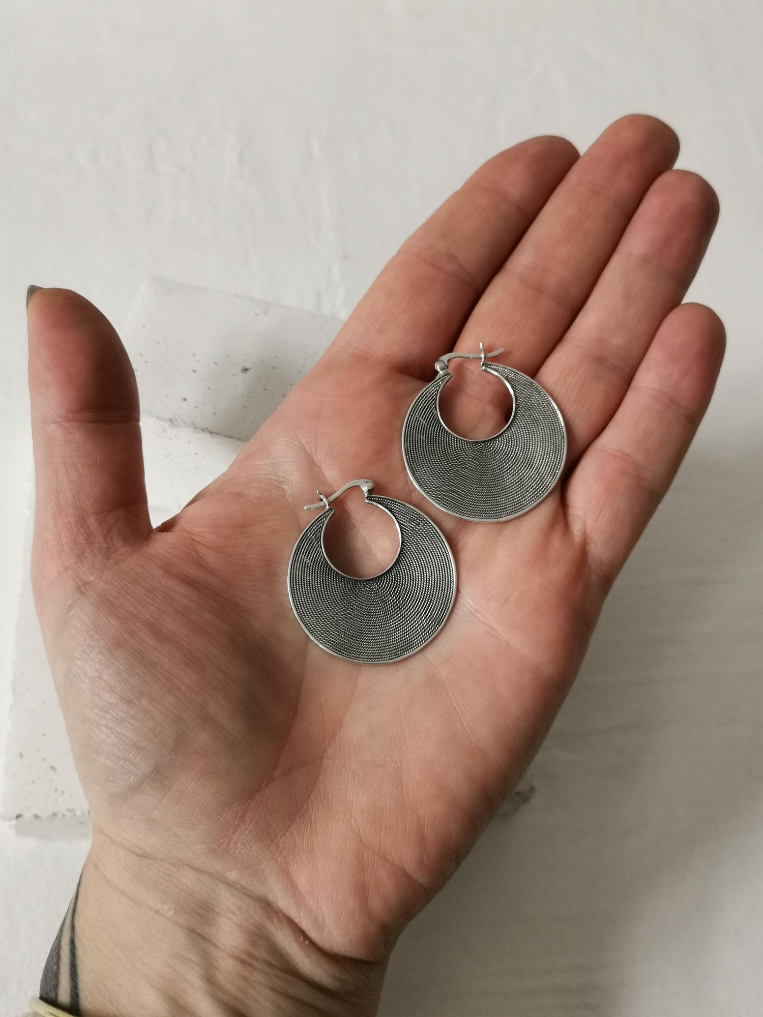 Boucles d'oreilles créoles massives en argent 925, boucles d'oreilles à disque ethnique en argent sterling épais 32 mm, boucles d'oreilles hippie bohème