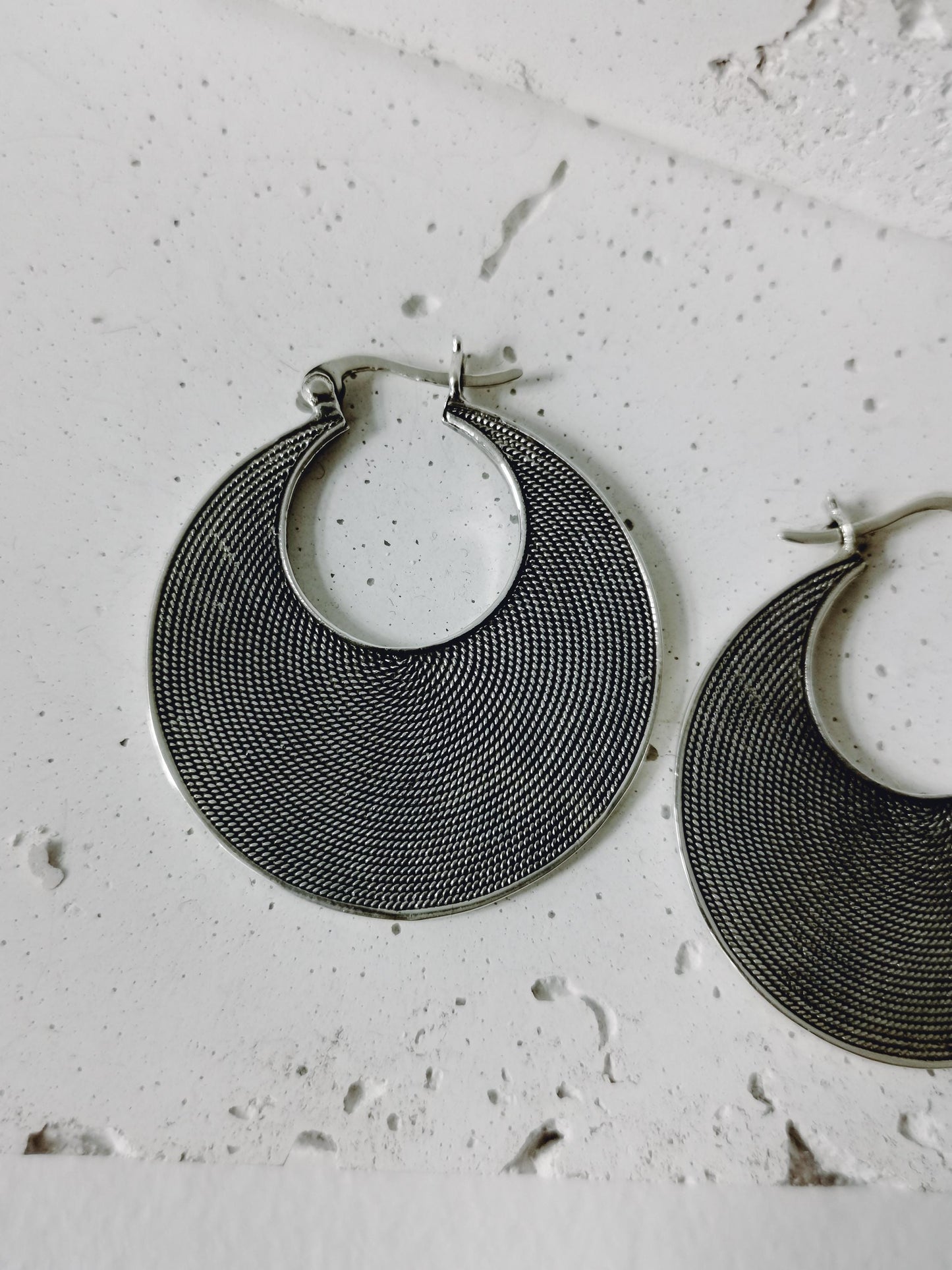 Statement massive Creolen aus Silber 925, Chunky Sterling Silber Ethno Scheiben Ohrringe 32 mm, Hippie Boho Ohrringe
