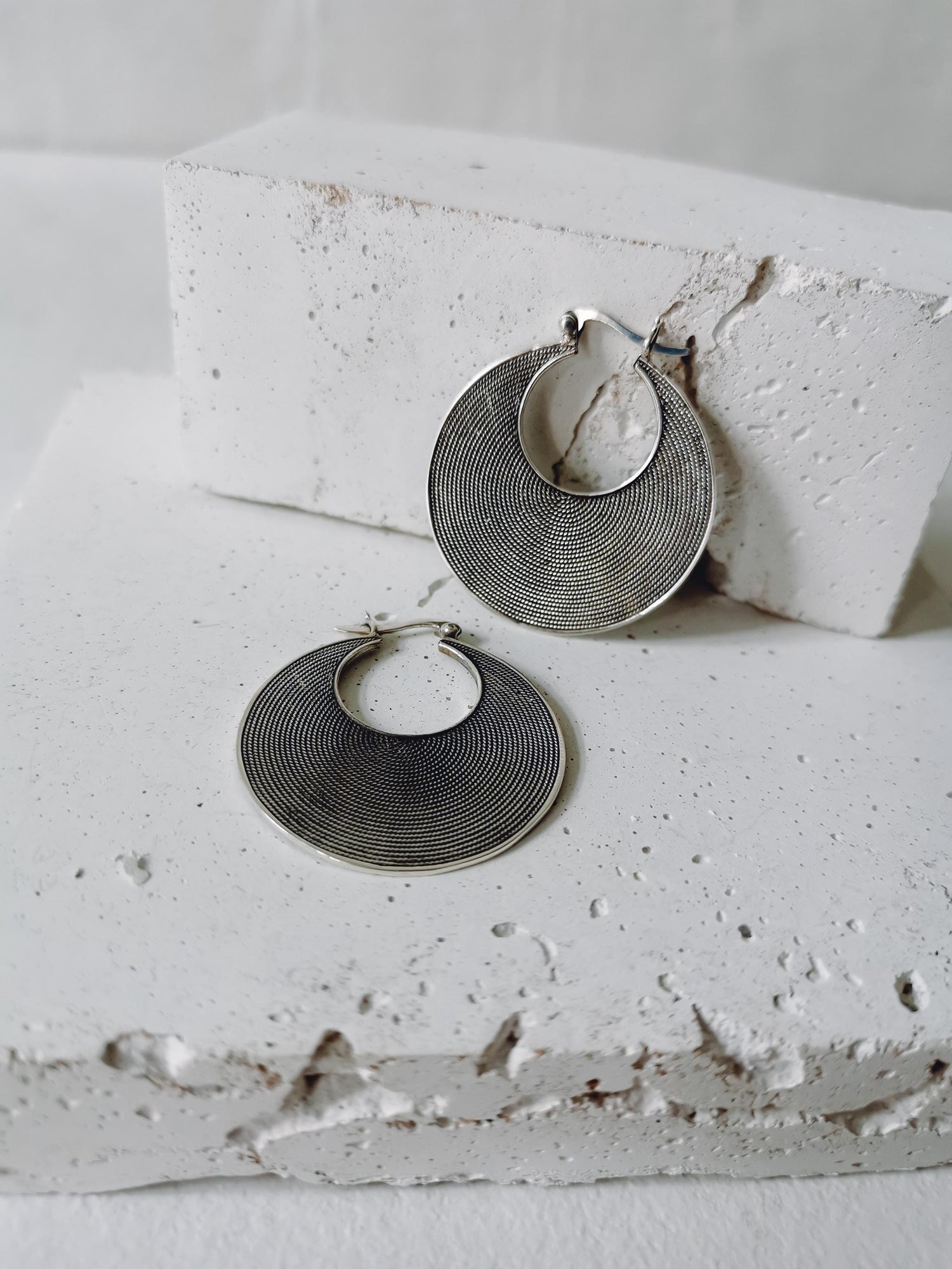 Boucles d'oreilles créoles massives en argent 925, boucles d'oreilles à disque ethnique en argent sterling épais 32 mm, boucles d'oreilles hippie bohème