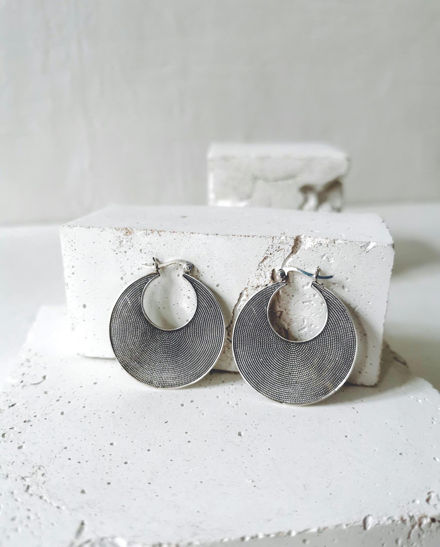 Boucles d'oreilles créoles massives en argent 925, boucles d'oreilles à disque ethnique en argent sterling épais 32 mm, boucles d'oreilles hippie bohème