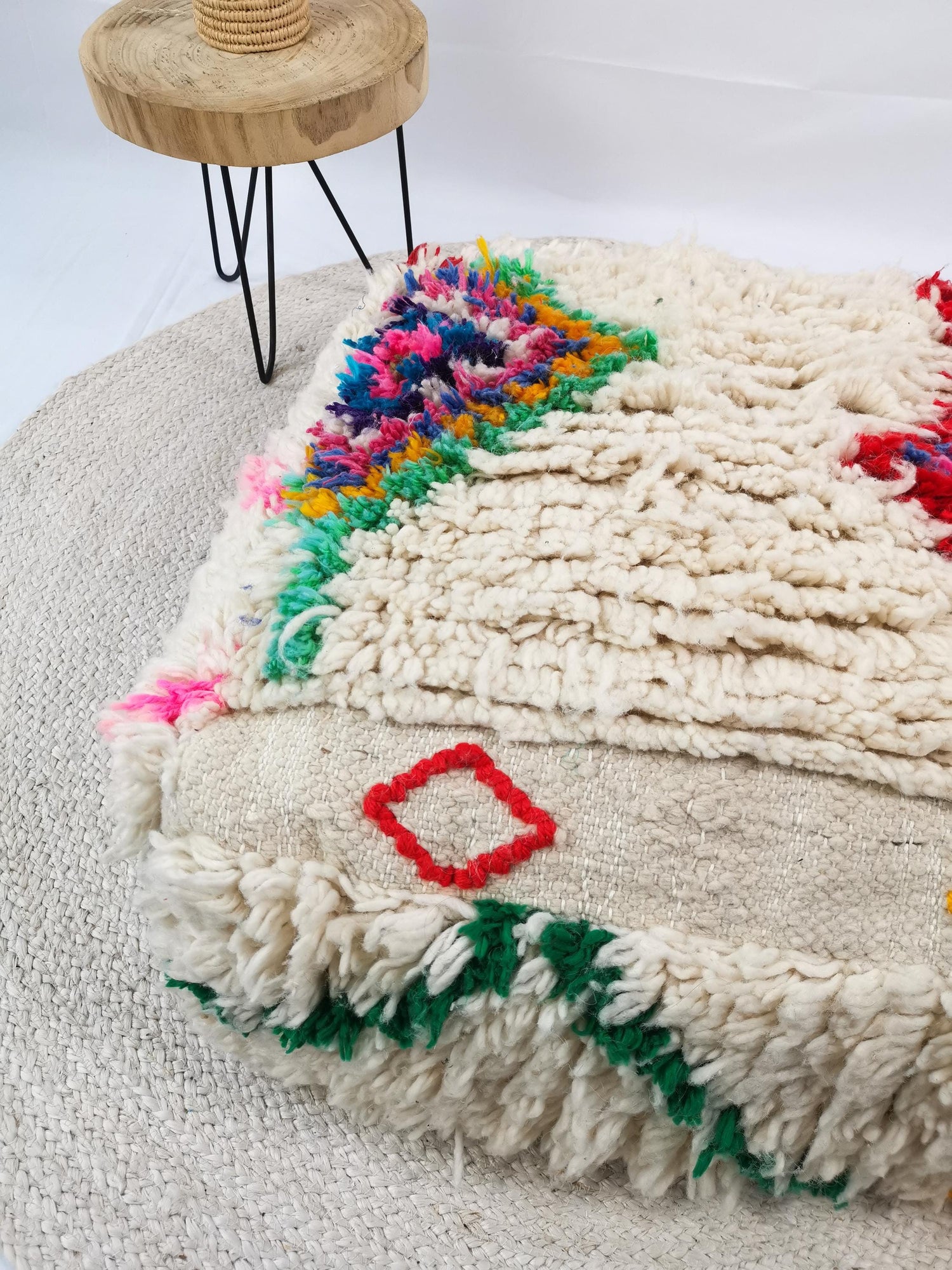 Pouf marocain lumineux avec motif coloré, coussin de sol berbère, coussin d'assise en laine, pouf bohème vintage Beni Ourain