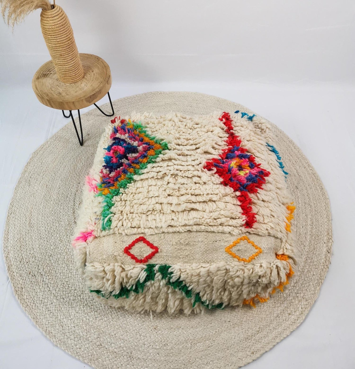 Pouf marocain lumineux avec motif coloré, coussin de sol berbère, coussin d'assise en laine, pouf bohème vintage Beni Ourain
