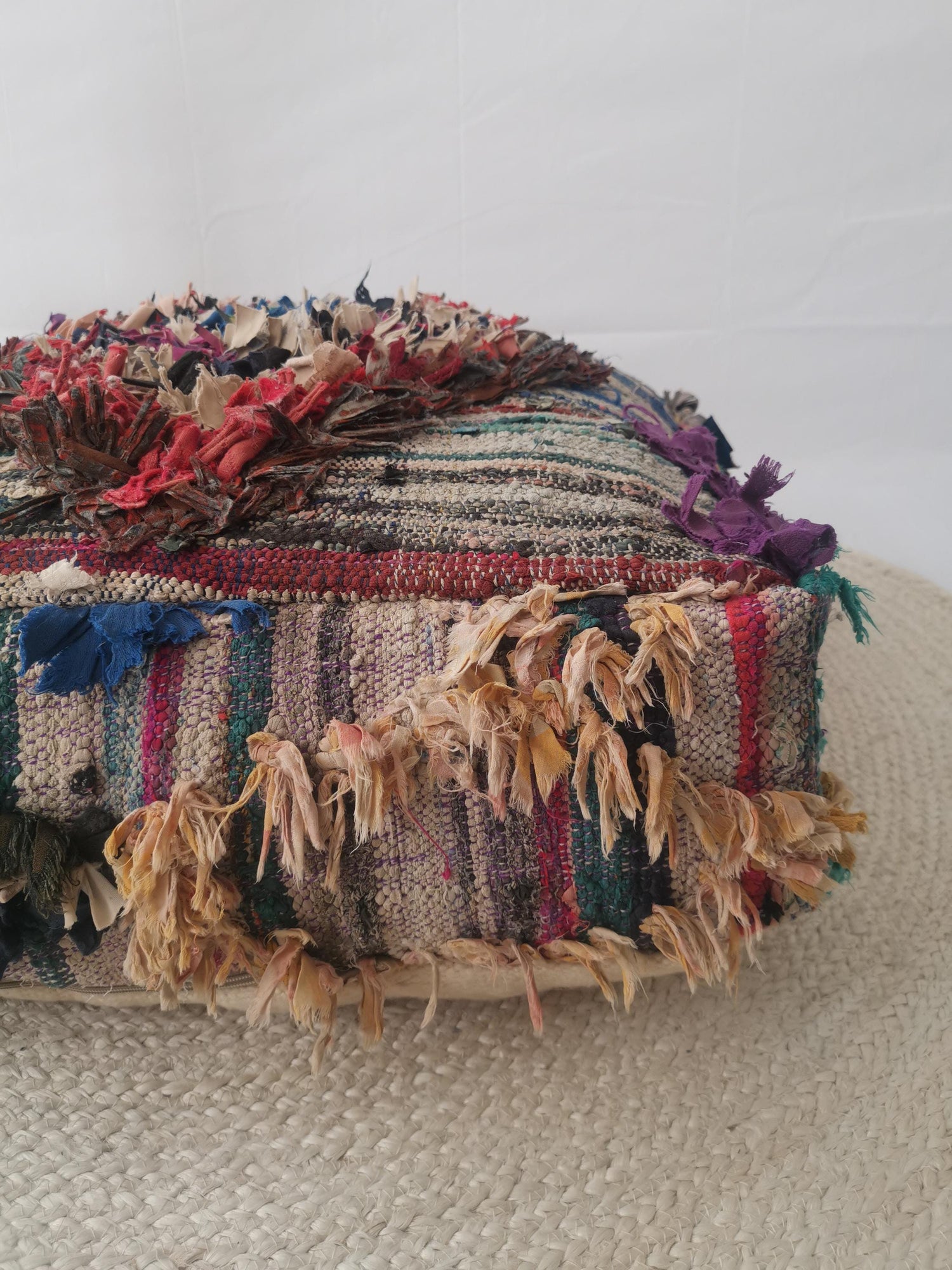 Pouf marocain coloré, coussin de sol berbère, motifs géométriques colorés, pouf recyclé à partir de chutes de tissu, coussin d'assise bohème, fait main