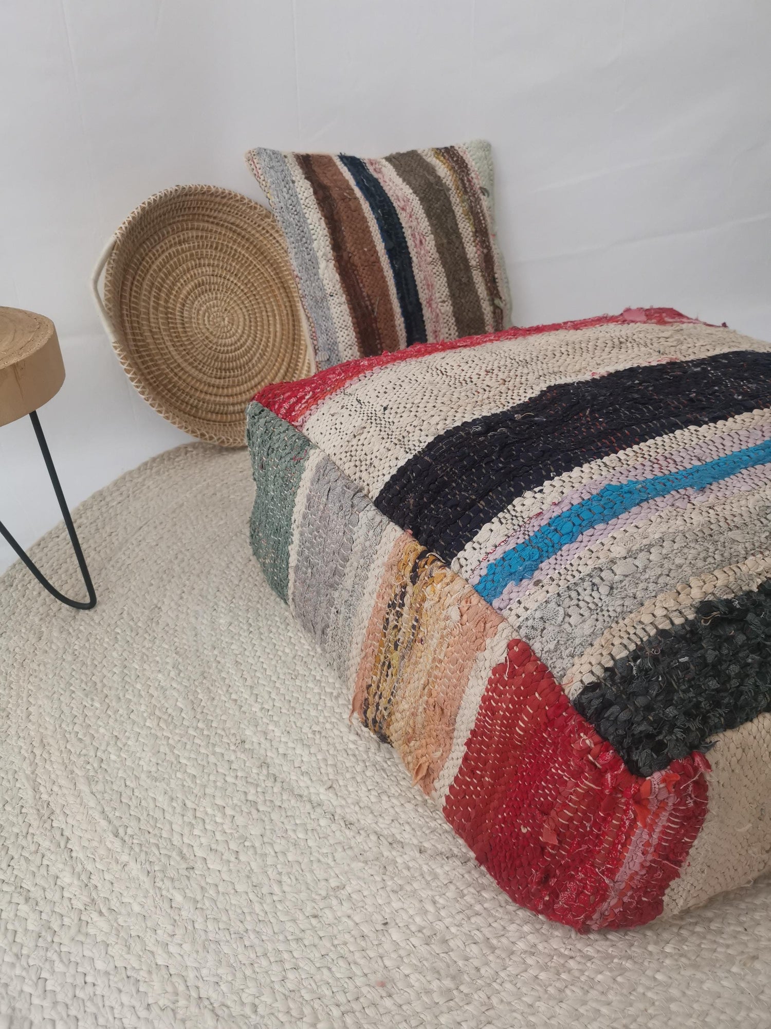 Pouf berbère marocain coloré à motif rayé, pouf upcyclé à partir de chutes de tissu, coussin d'assise bohème, fait main au Maroc