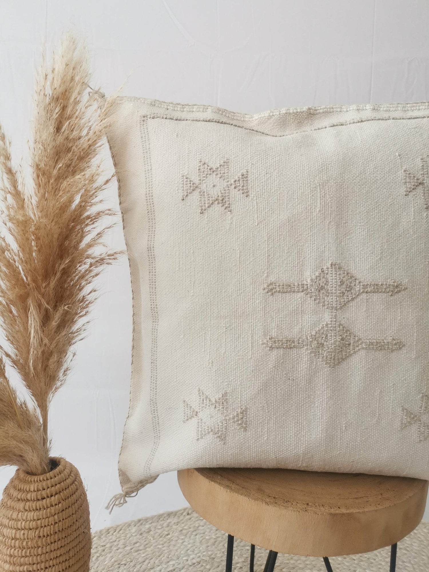 Weisses Sabra Kissen aus Marokko, Boho Eklektische Kissenhülle, Marokkanischer orientalischer Kissenbezug in Weiss