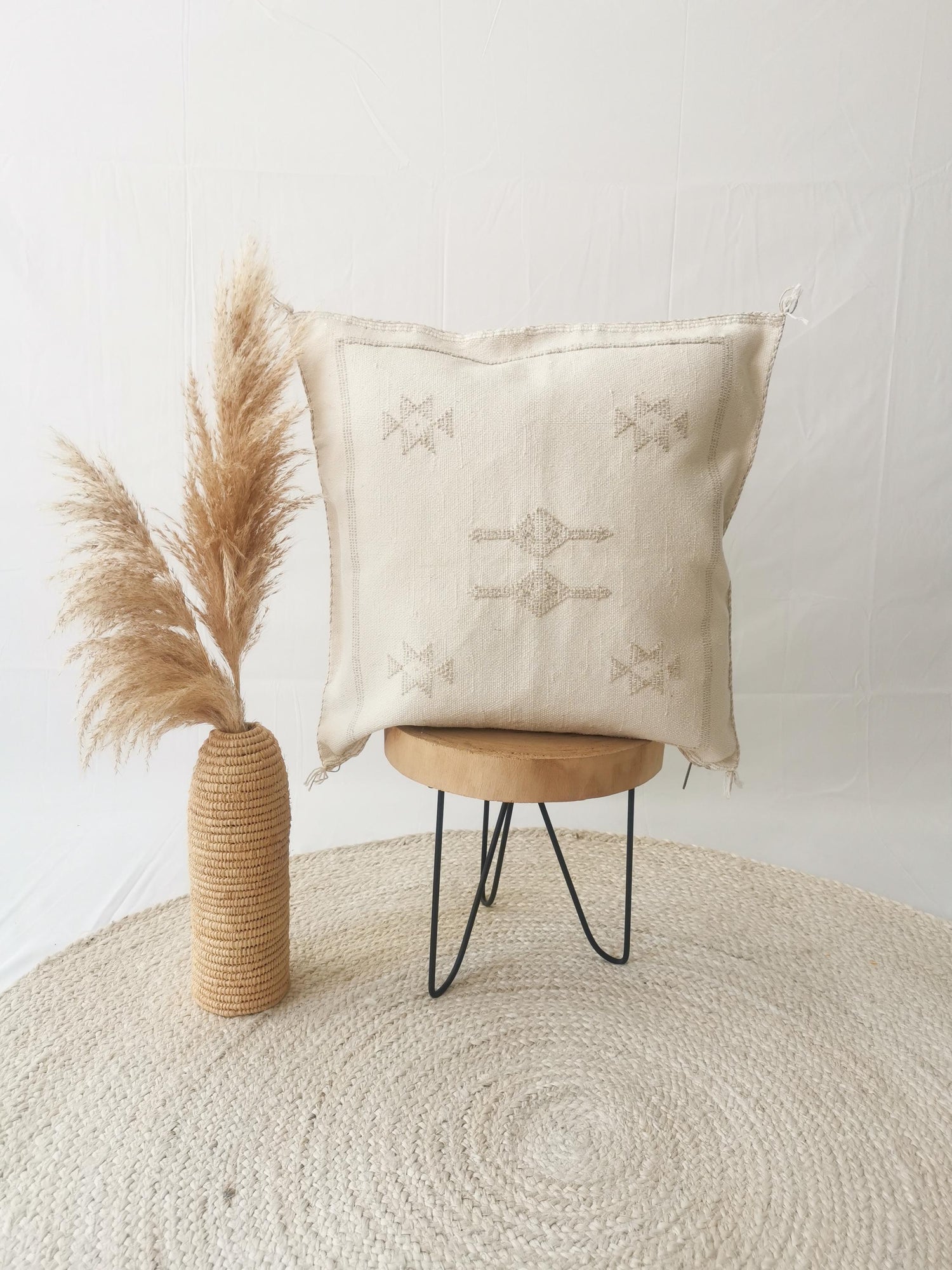 Weisses Sabra Kissen aus Marokko, Boho Eklektische Kissenhülle, Marokkanischer orientalischer Kissenbezug in Weiss