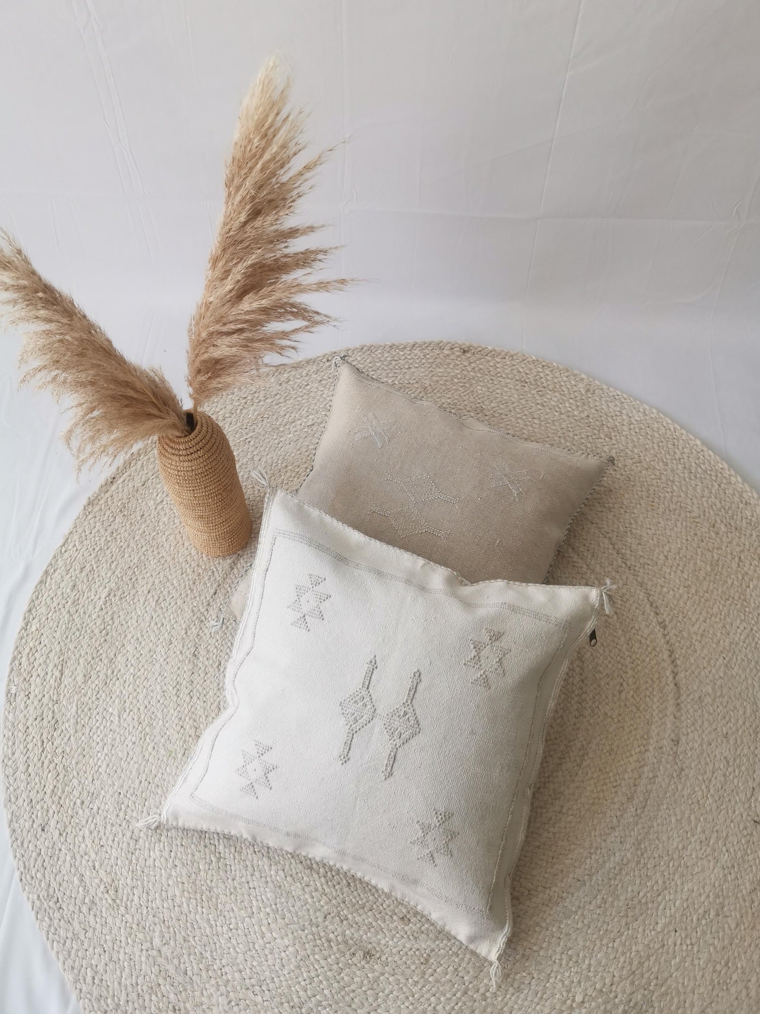 Weisses Sabra Kissen aus Marokko, Boho Eklektische Kissenhülle, Marokkanischer orientalischer Kissenbezug in Weiss