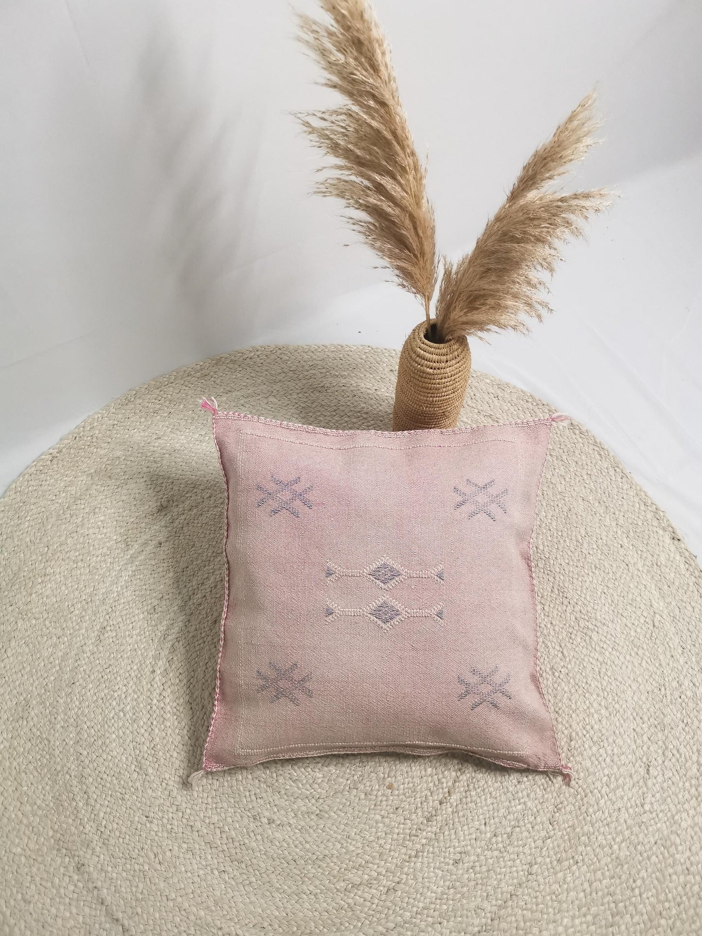 Sabra Kissen aus Marokko, Boho Eklektische Kissenhülle, Marokkanischer orientalischer Kissenbezug in Orchid Pink / Rosa und Lavendel