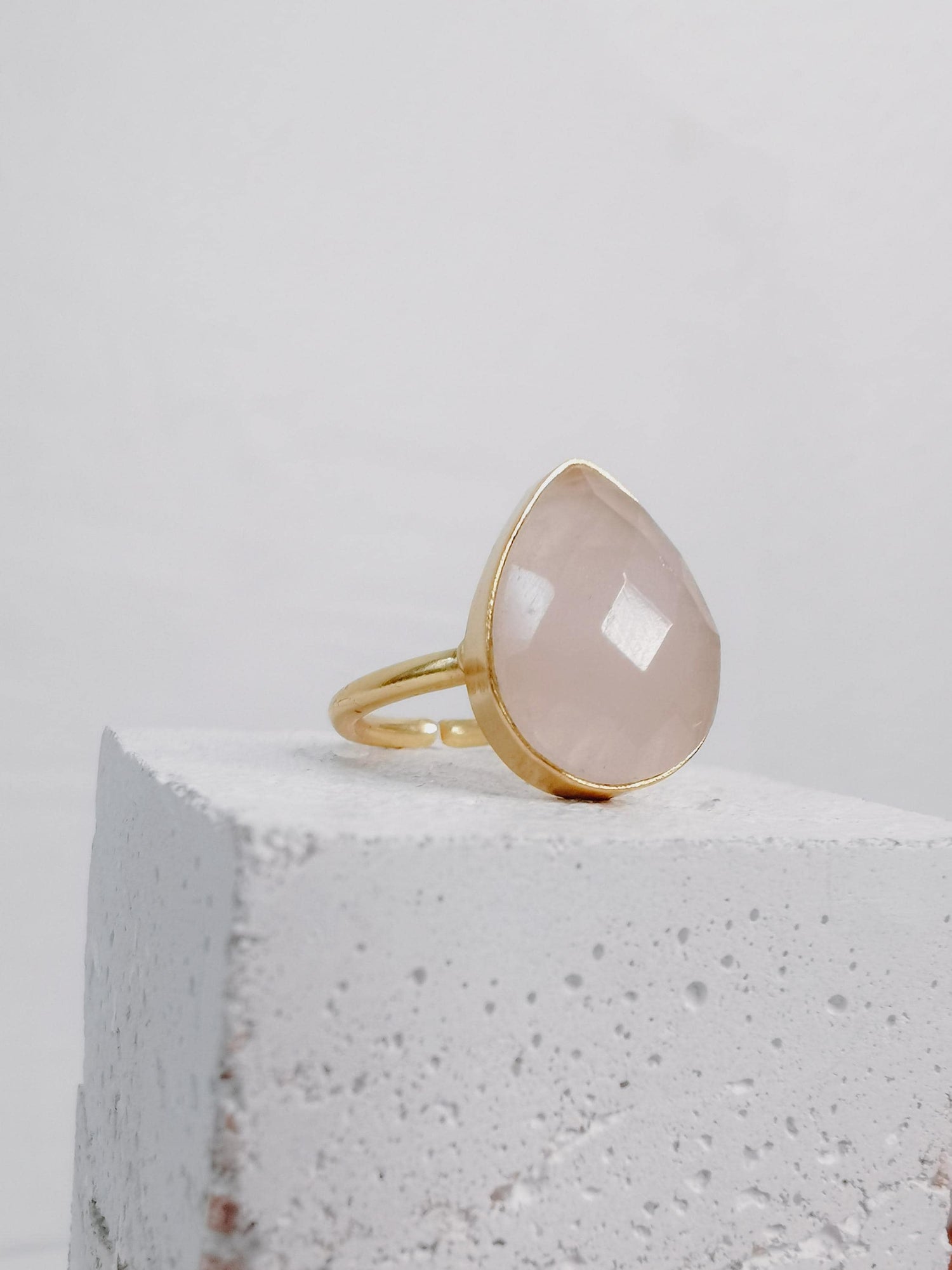 Bague de déclaration avec quartz rose, grande bague en quartz rose avec coupe à facettes, bague bohème, bague en laiton doré goutte quartz rose facetté