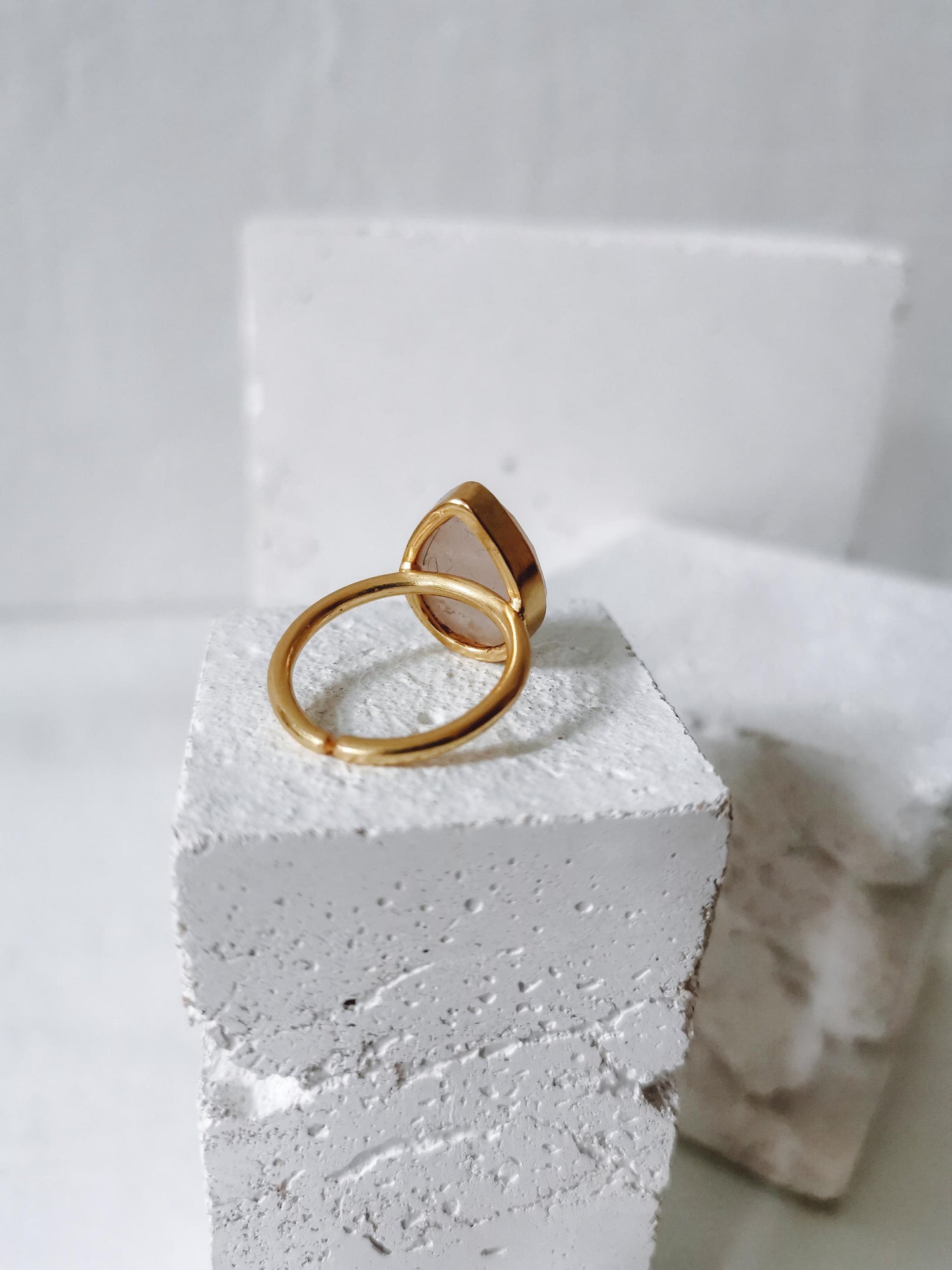 Statement Ring mit Rosenquarz, Grosser Rosenquarz Ring mit  Facettenschliff, Boho Ring, goldener Messing-Ring Tropfen Rosenquarz facettiert