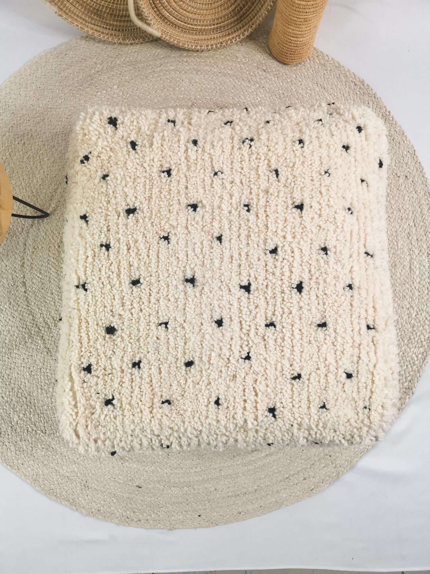 Marokkanischer Beni Ourain Pouf mit Punkte, Berber Bodenkissen, Sitzkissen aus Wolle, Vintage Bodenkissen, Boho quadratischer Pouf