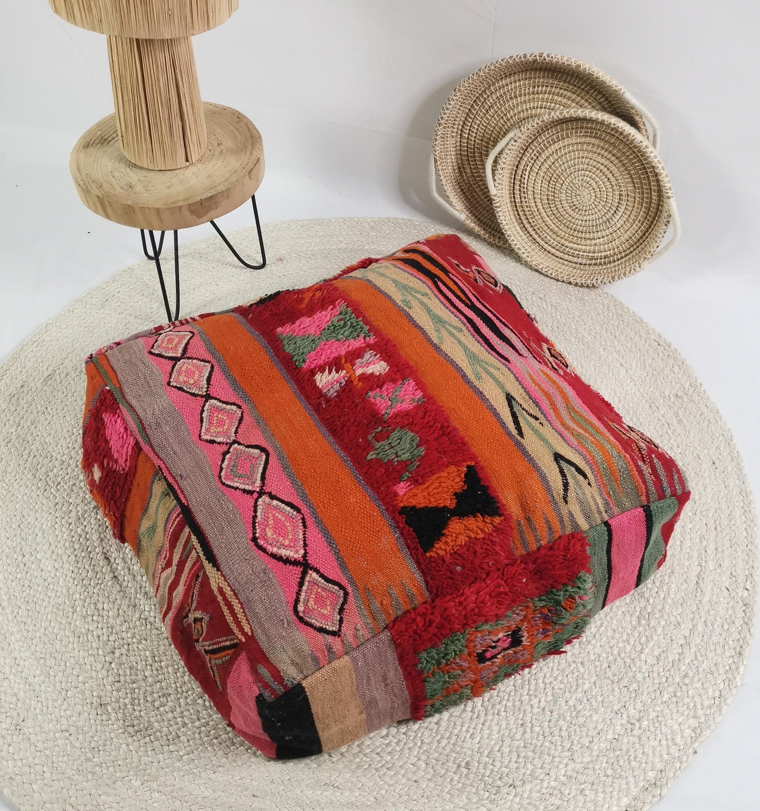 Pouf marocain, coussin de sol ethnique, motifs géométriques colorés Beni Ourain, coussin d'assise bohème en laine, fait main