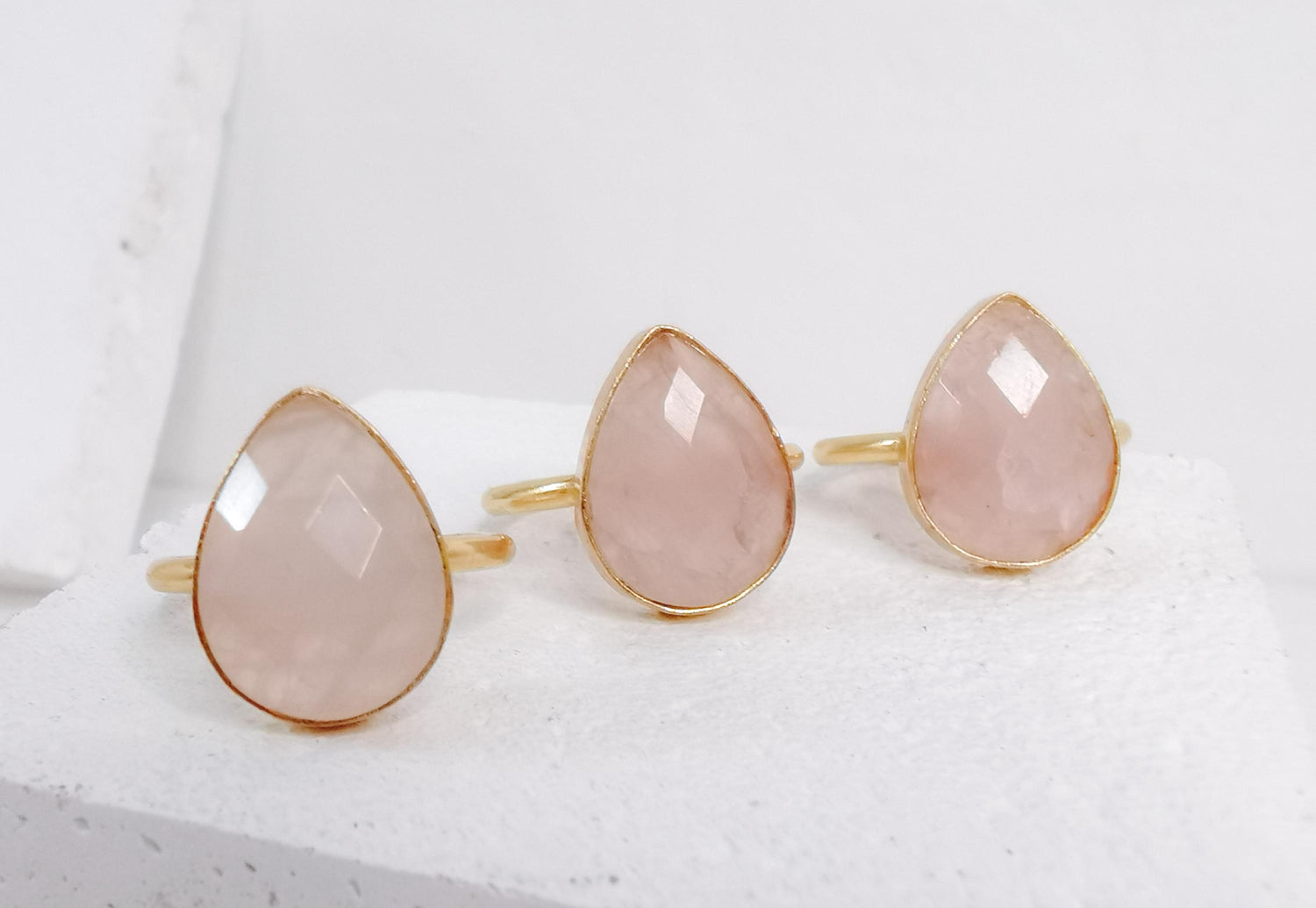 Statement Ring mit Rosenquarz, Grosser Rosenquarz Ring mit  Facettenschliff, Boho Ring, goldener Messing-Ring Tropfen Rosenquarz facettiert