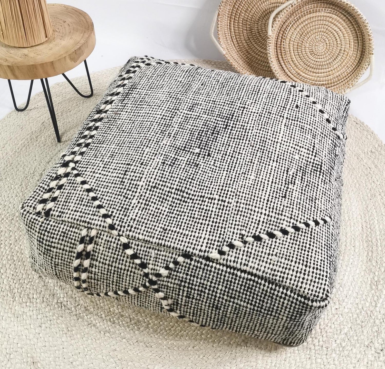Marokkanischer Vintage Pouf, Berber Bodenkissen, Sitzkissen aus Wolle, Vintage Bodenkissen, Home Decor eklektisch, beige schwarz