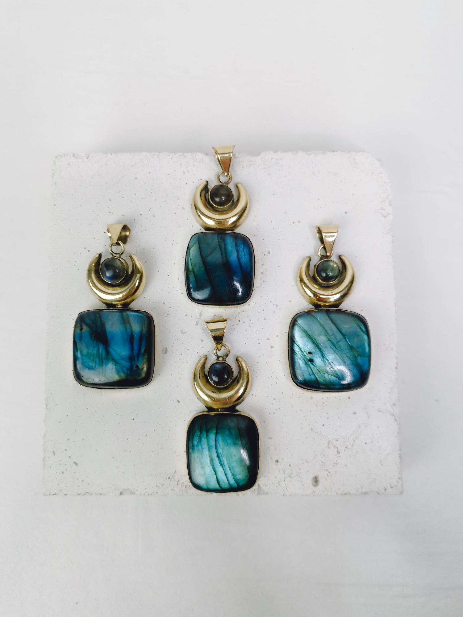 Collier pendentif bohème avec demi-lune et grande pierre de labradorite, labradorite carrée, bijoux tendance