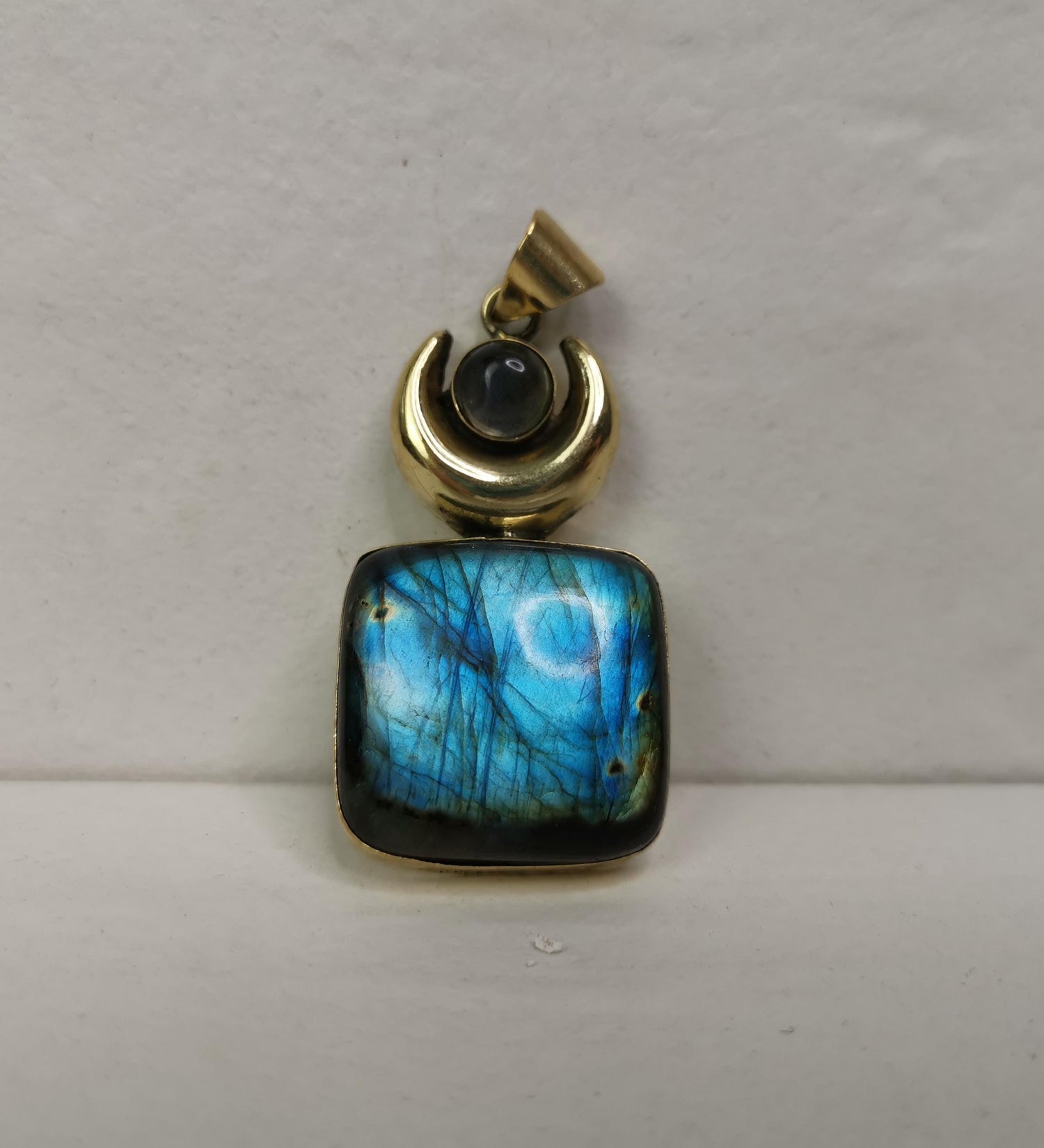 Boho Kettenanhänger mit Halbmond und großem Labradorit Stein, quadratischer Labradorit, Statement Schmuck