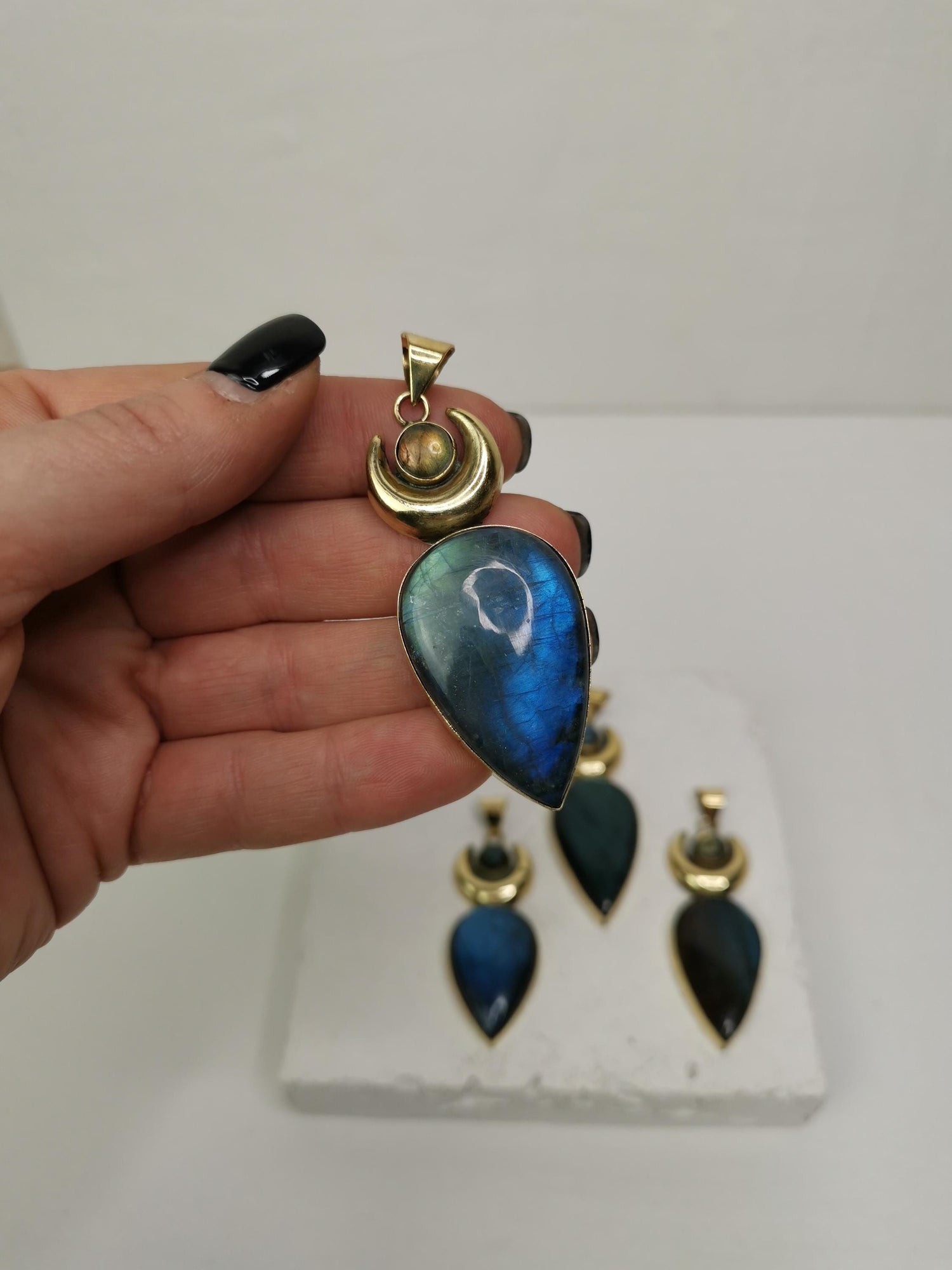 Collier pendentif bohème avec demi-lune et grande pierre de labradorite, labradorite goutte, bijoux de déclaration