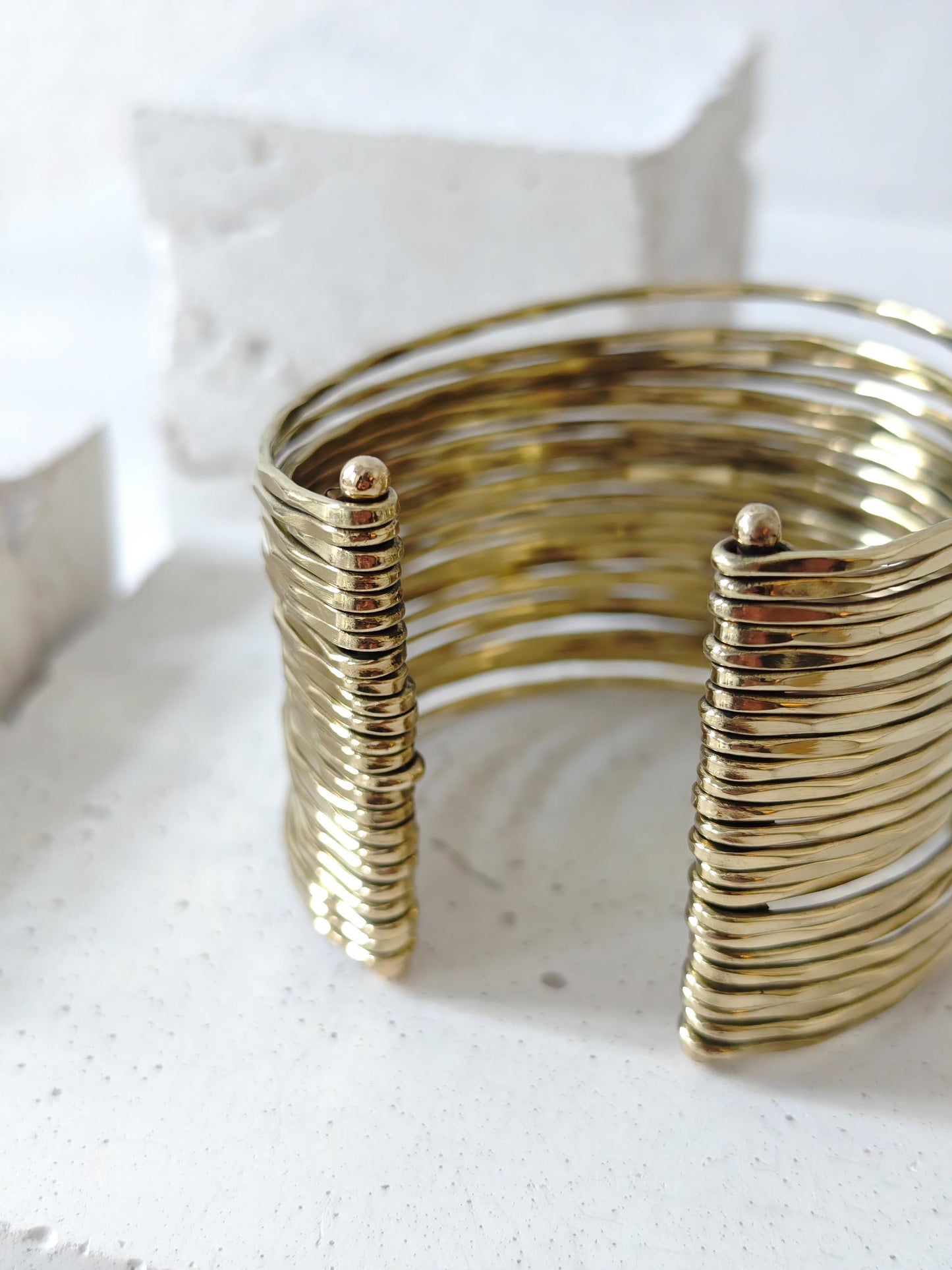 Manschettenarmband aus Messing, Armband aus goldenem Messing, Breiter Boho Armreif gehämmert