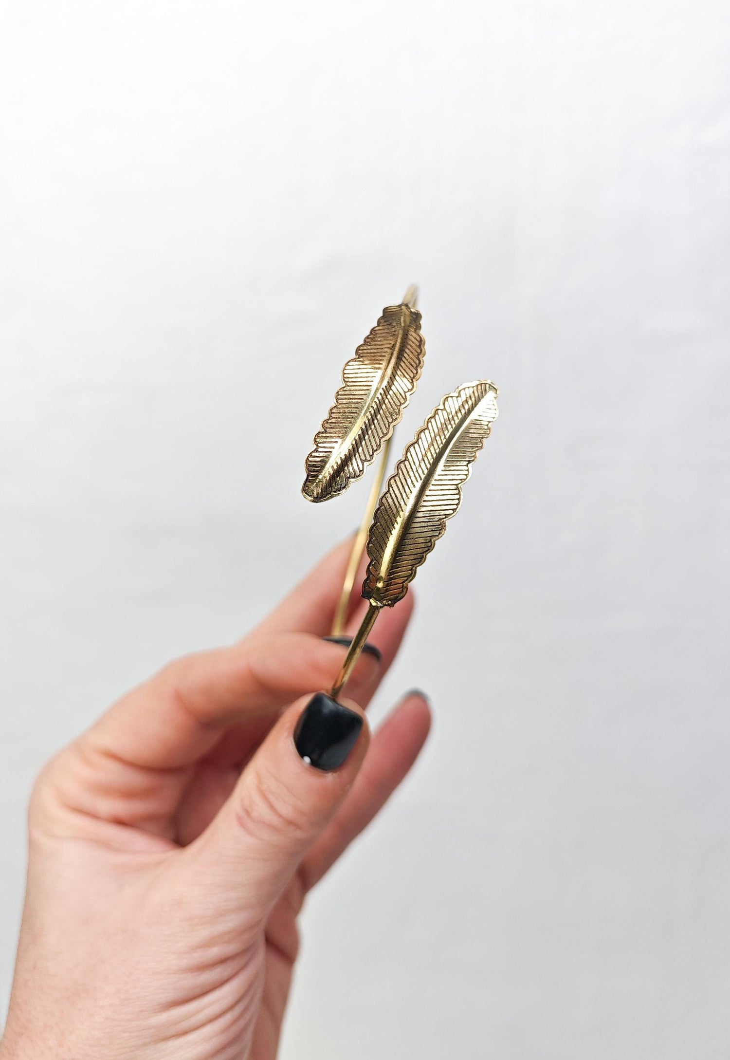 Golden adjustable feather upper arm bracelet, upper arm bangle made of brass, simple minimalist