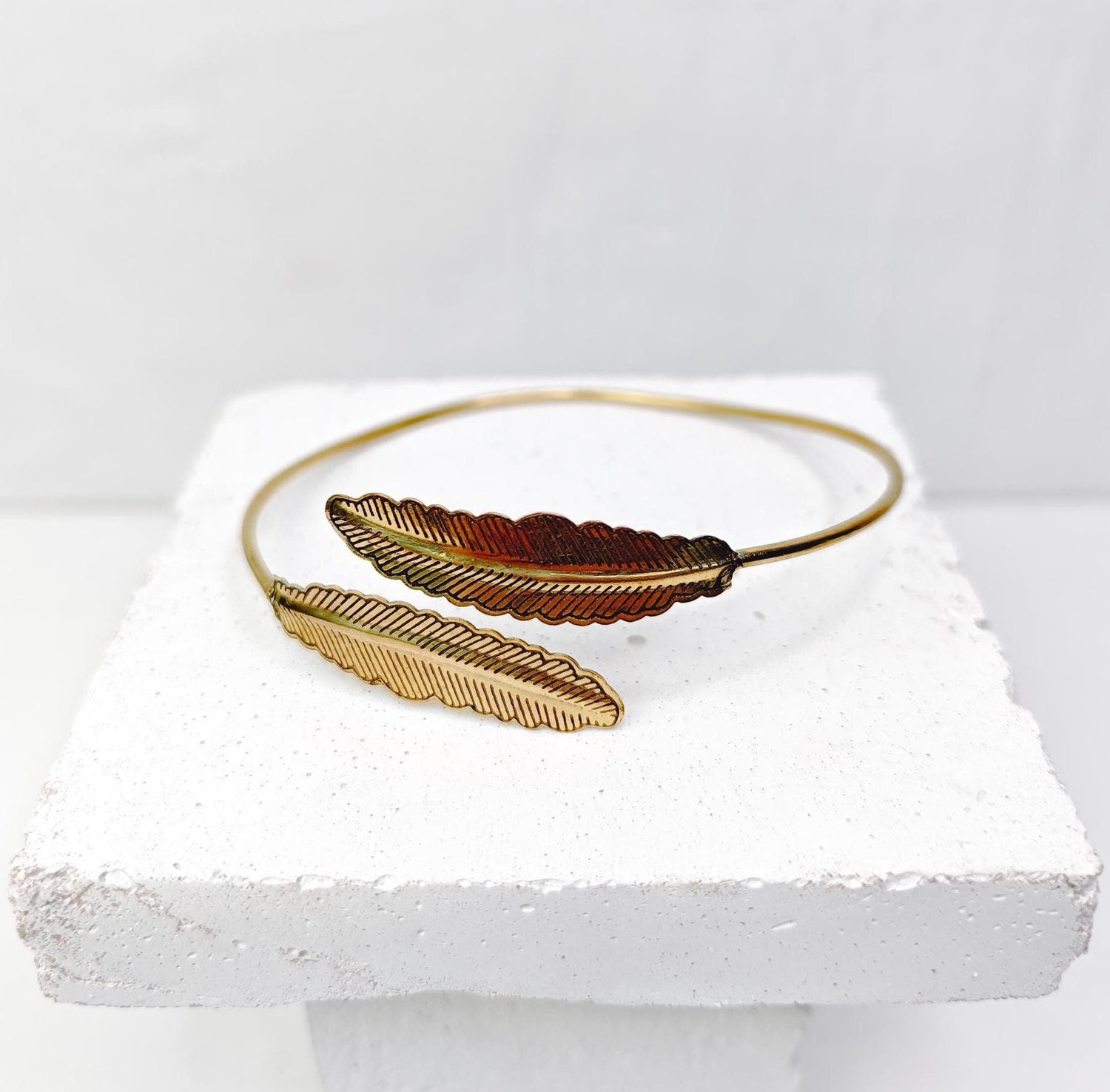 Golden adjustable feather upper arm bracelet, upper arm bangle made of brass, simple minimalist