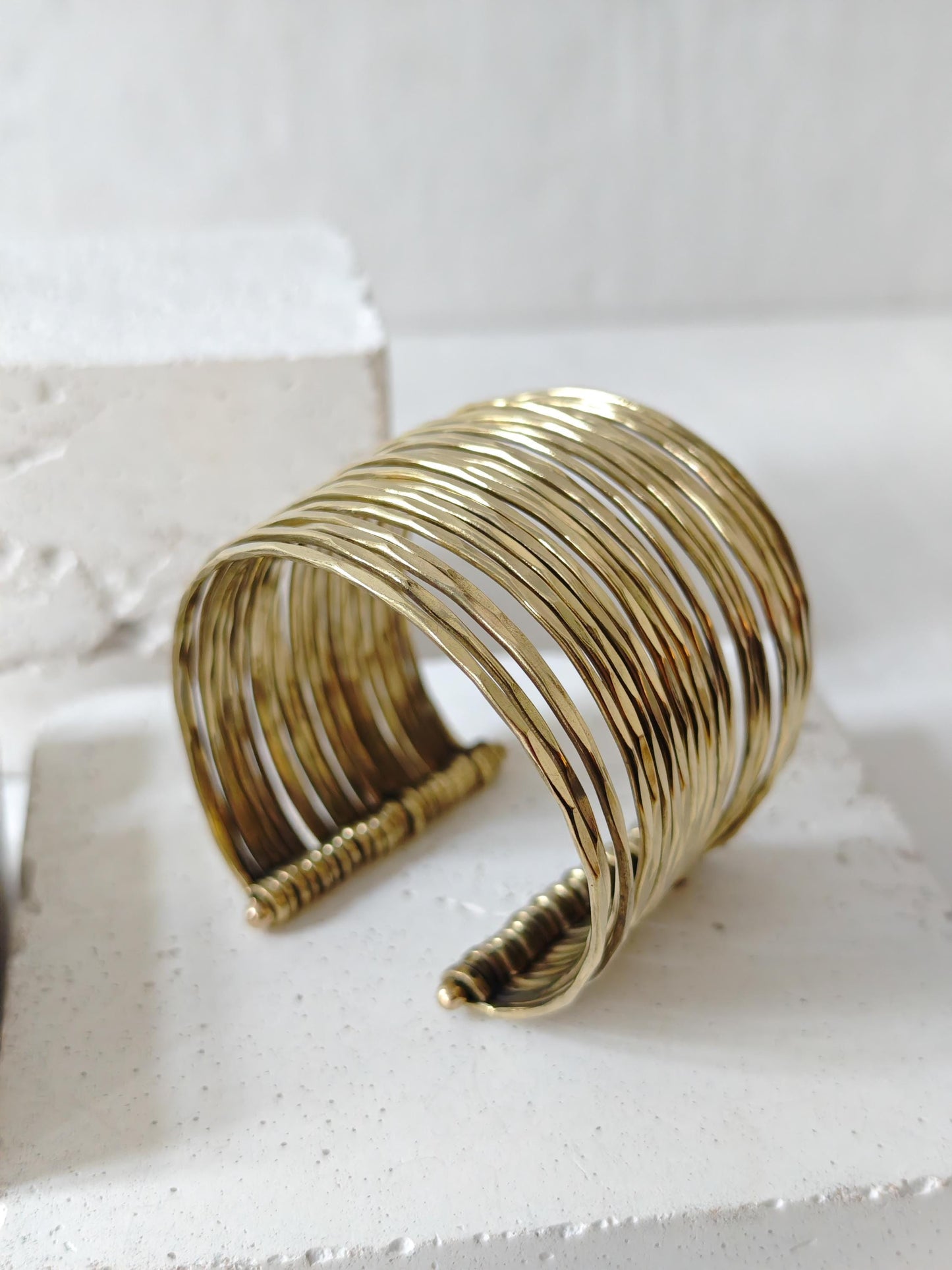 Manschettenarmband aus Messing, Armband aus goldenem Messing, Breiter Boho Armreif gehämmert
