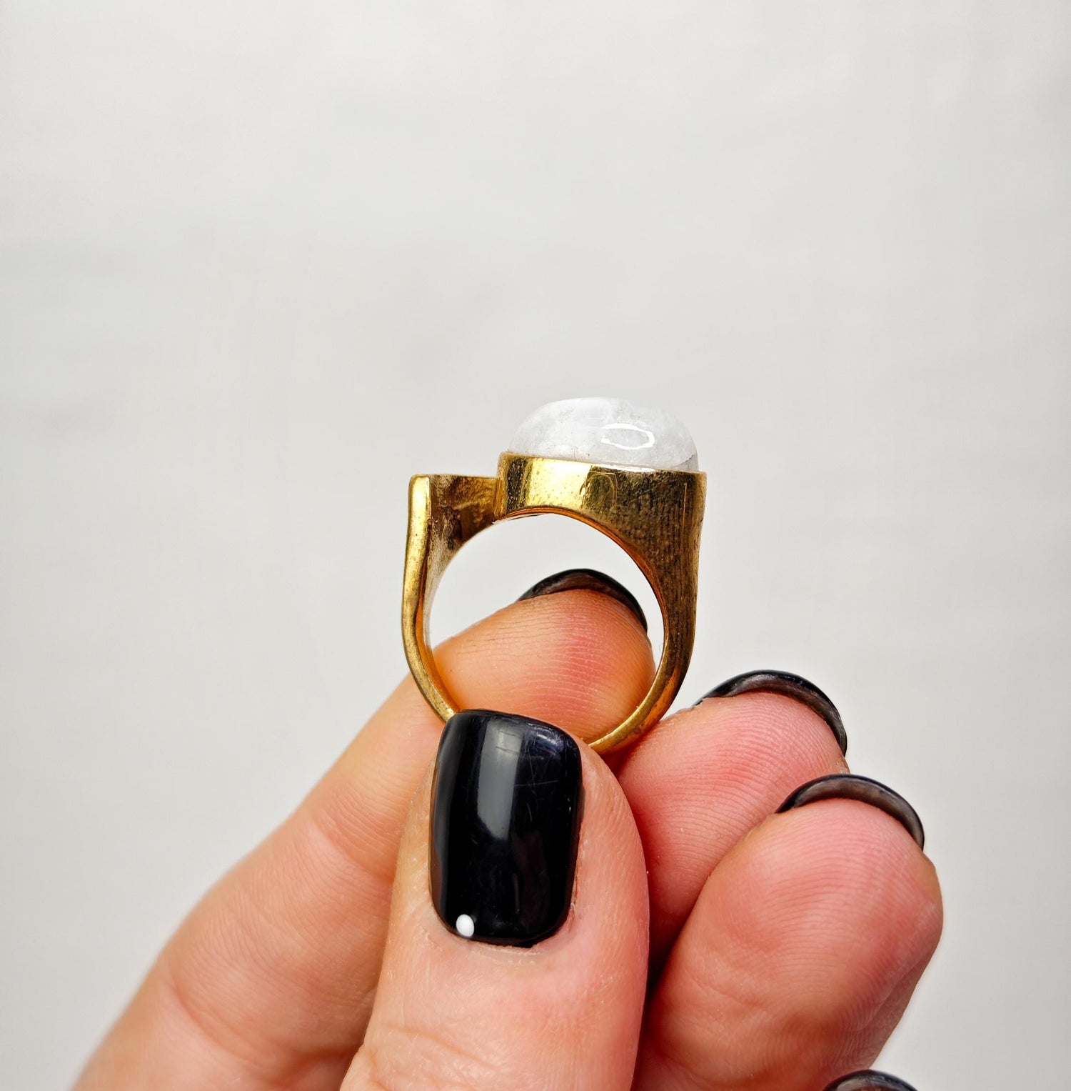 Grosser verstellbarer Mondstein Ring mit ovalem Stein, Statement Ring, goldener Messing Ring mit Mondstein