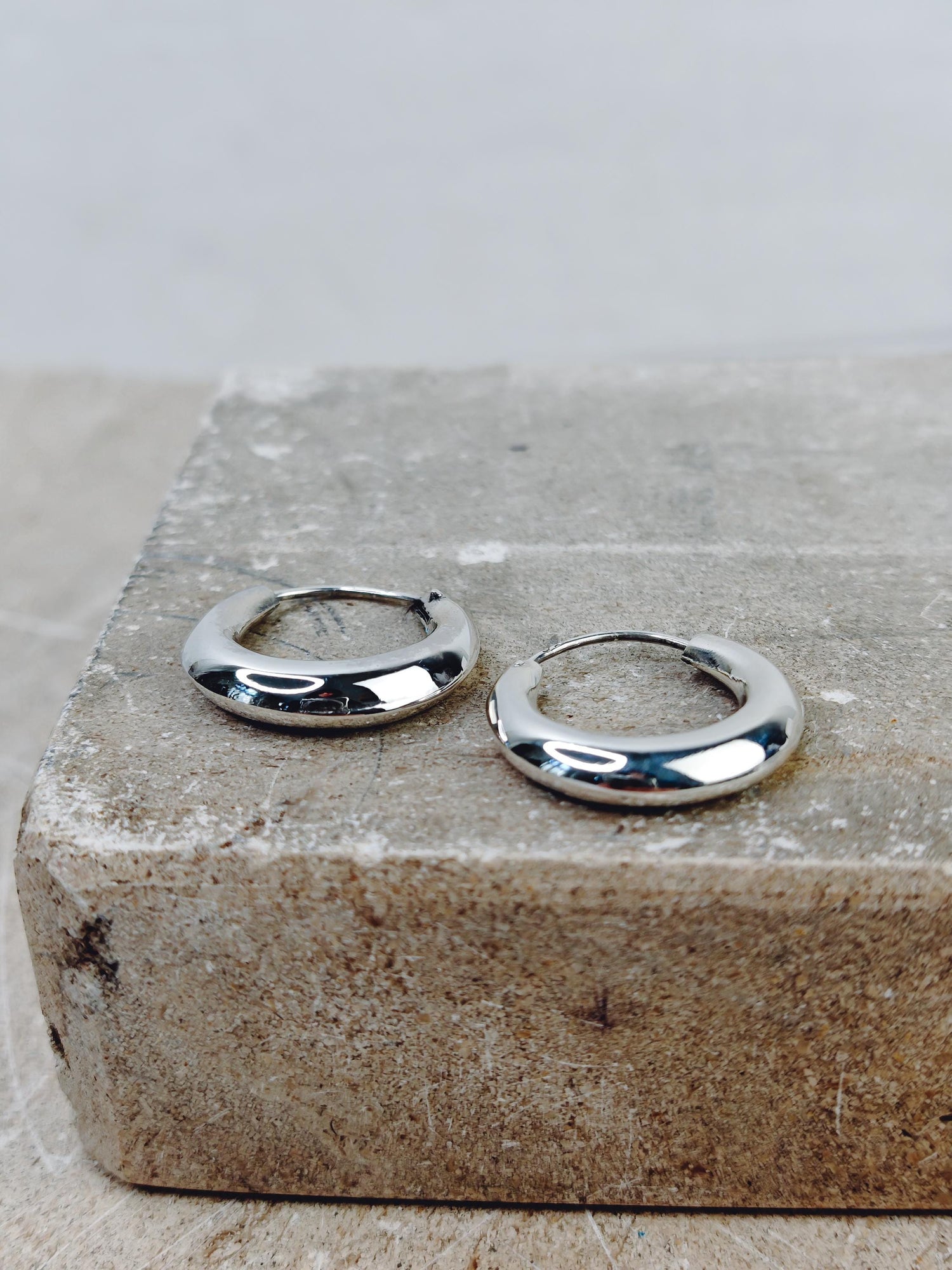 Half moon hoop earrings made of 925 silver, chunky sterling silver hoop earrings 20 mm, minimalist wide hoop earrings