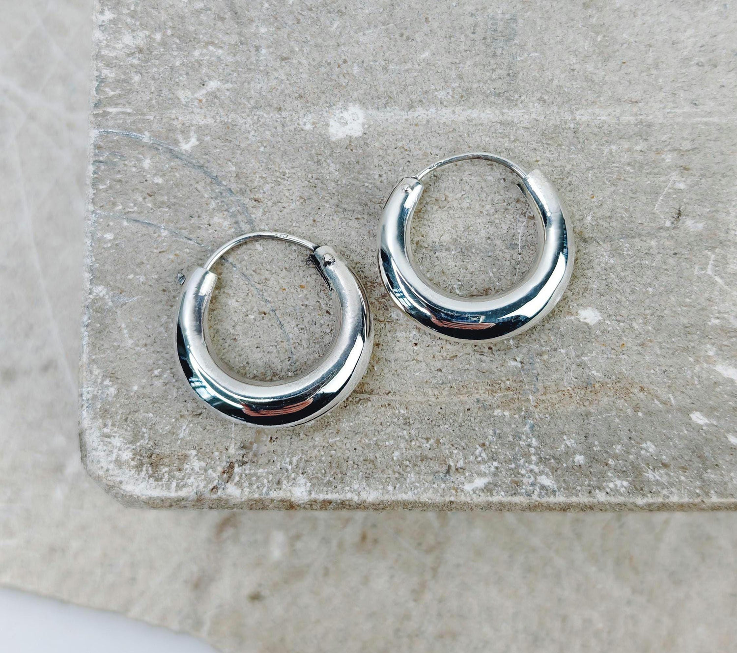 Half moon hoop earrings made of 925 silver, chunky sterling silver hoop earrings 20 mm, minimalist wide hoop earrings