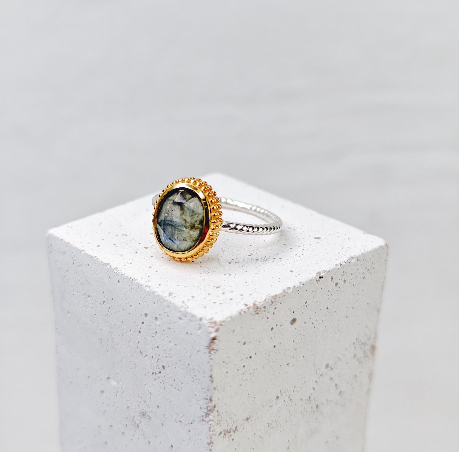Bague labradorite en argent 925 plaqué or 18 carats, bague en argent sterling bicolore plaqué or avec pierre labradorite ovale facettée