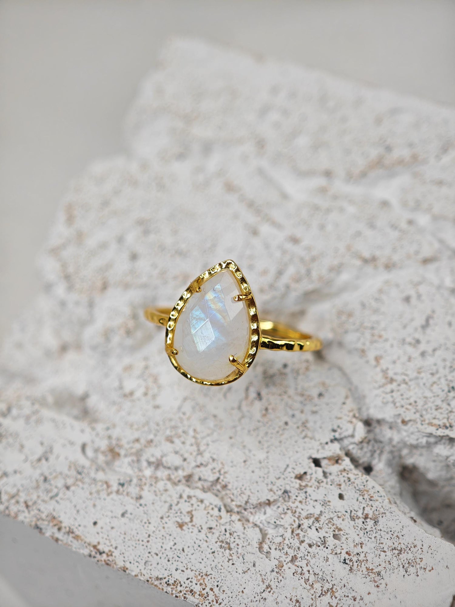 Bague en pierre de lune en argent 925 plaqué or 18 carats, bague en argent sterling plaqué or avec pierre de lune goutte facettée